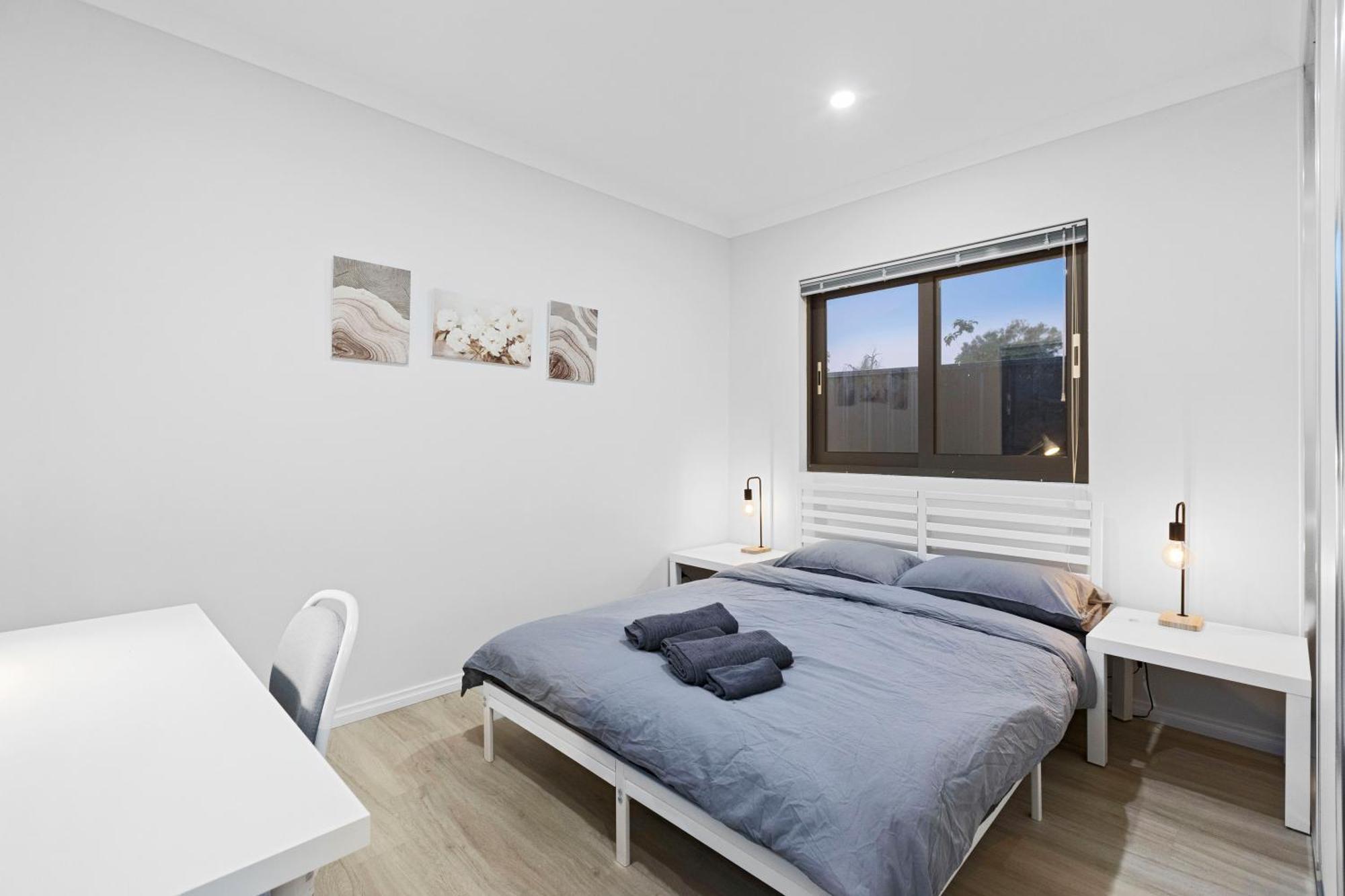 Guest house Private Bedroom Affordable Premium Modern Walk To Curtin University-shared Kitchen & Living Areas *