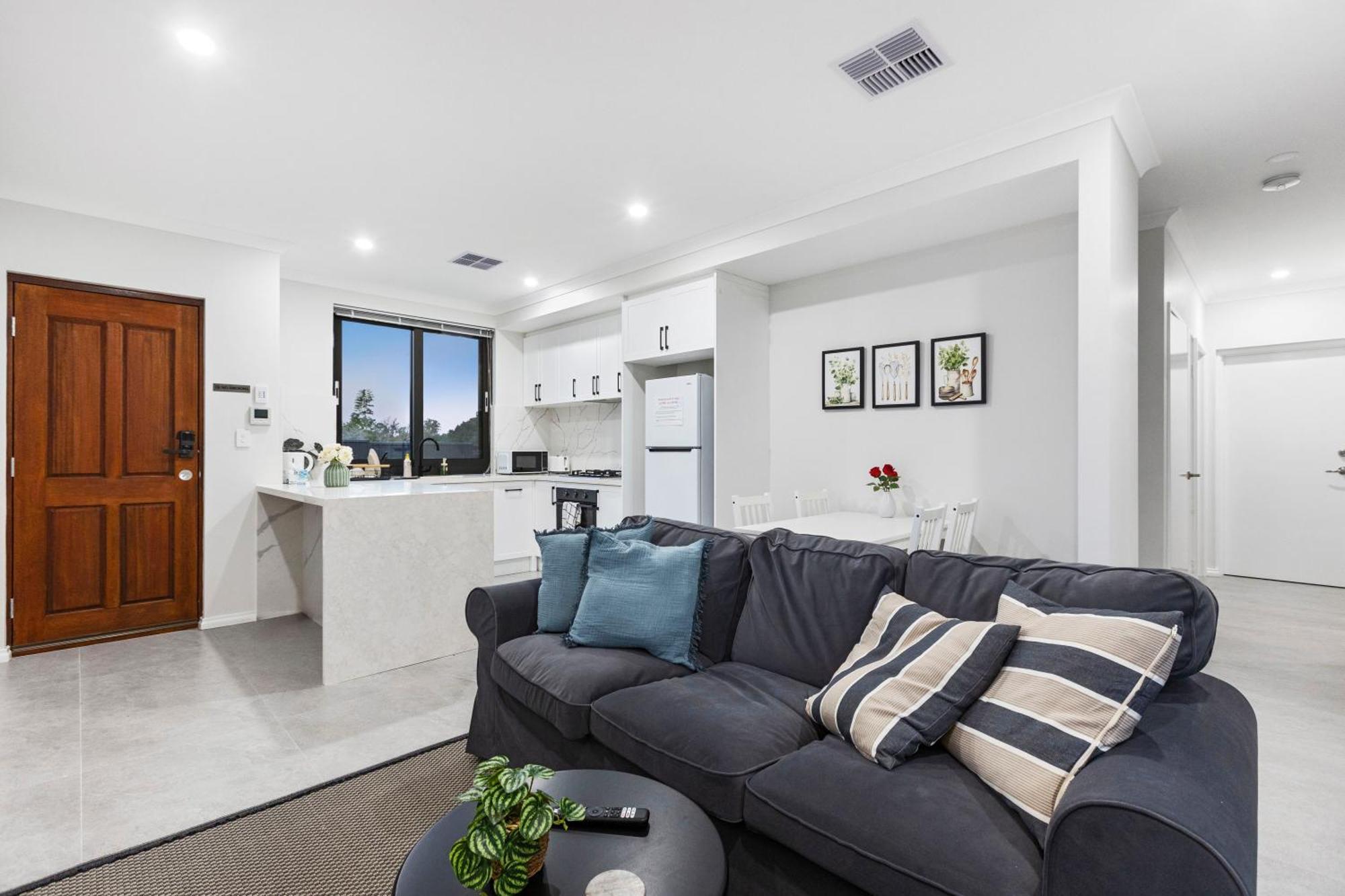 Private Bedroom Affordable Premium Modern Walk To Curtin University-shared Kitchen & Living Areas