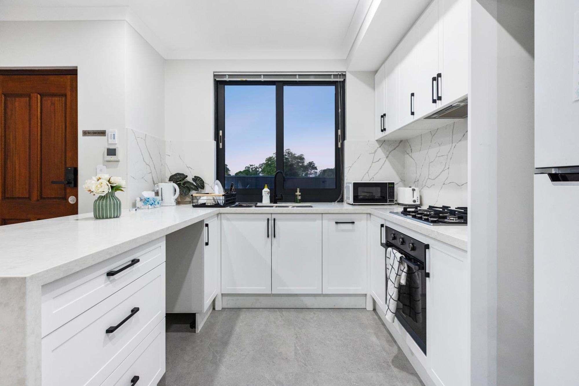 Guest house Private Bedroom Affordable Premium Modern Walk To Curtin University-shared Kitchen & Living Areas Perth