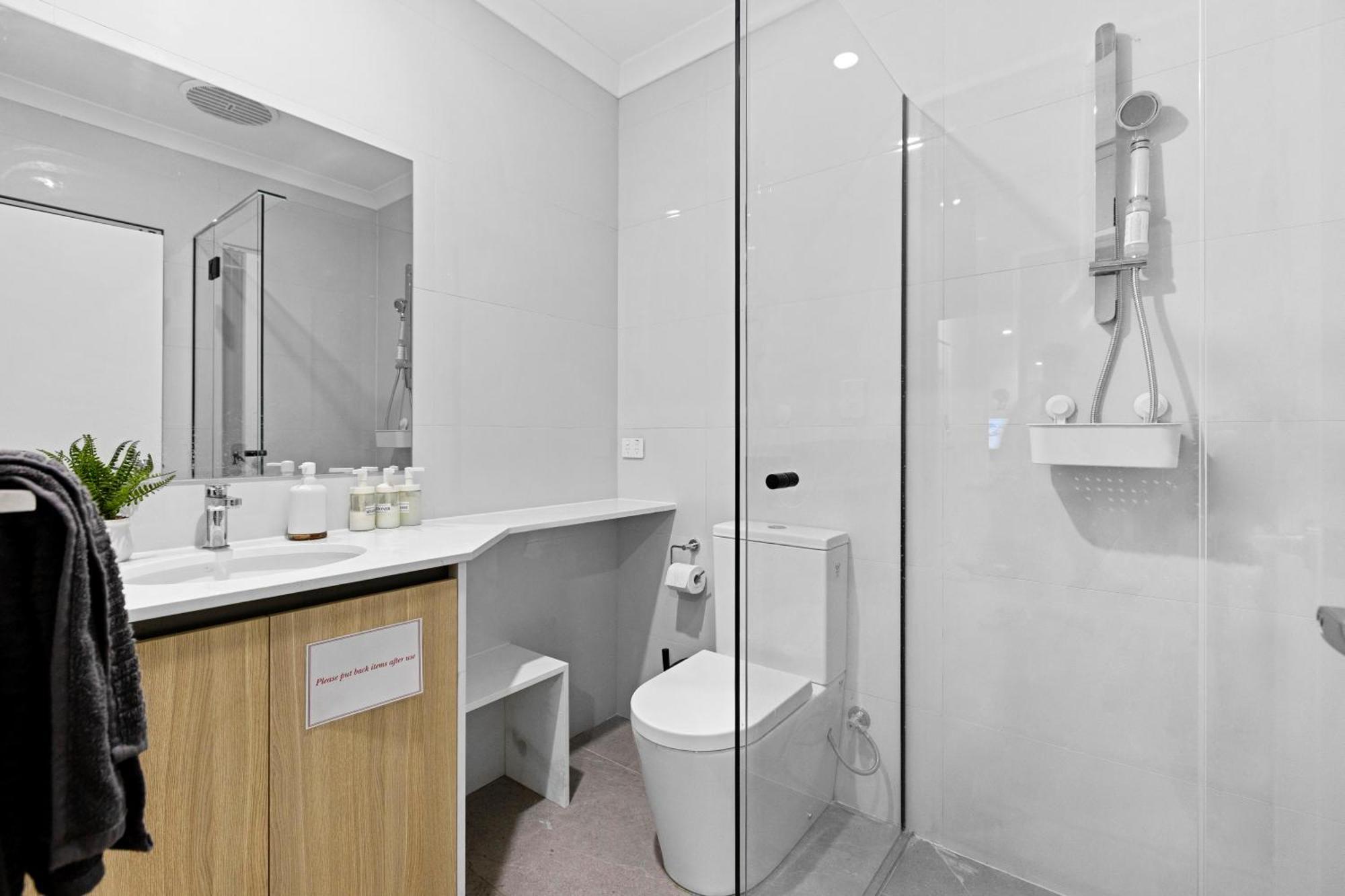Private Bedroom Affordable Premium Modern Walk To Curtin University-shared Kitchen & Living Areas Guest house