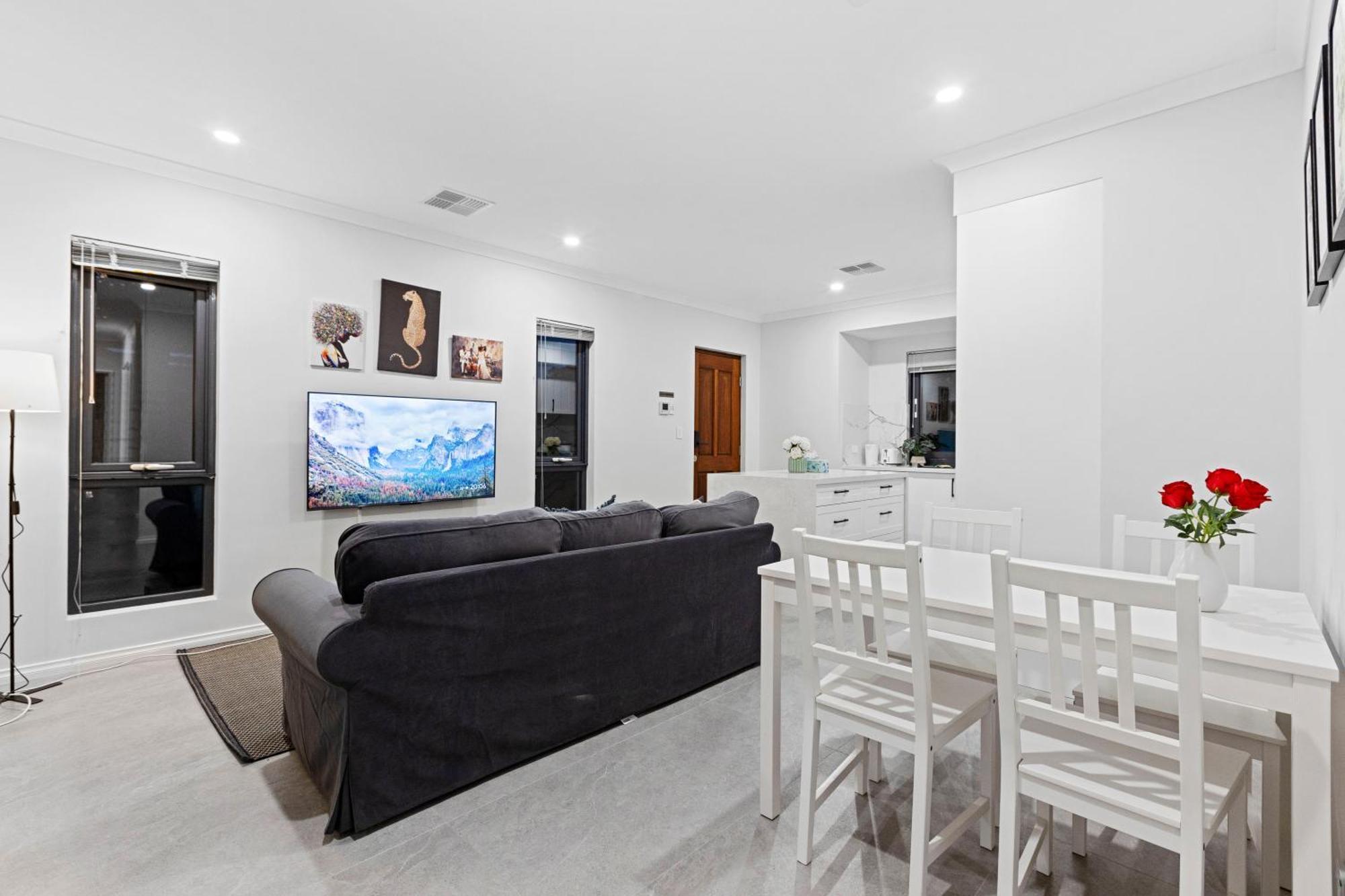 Private Bedroom Affordable Premium Modern Walk To Curtin University-shared Kitchen & Living Areas Guest house Perth