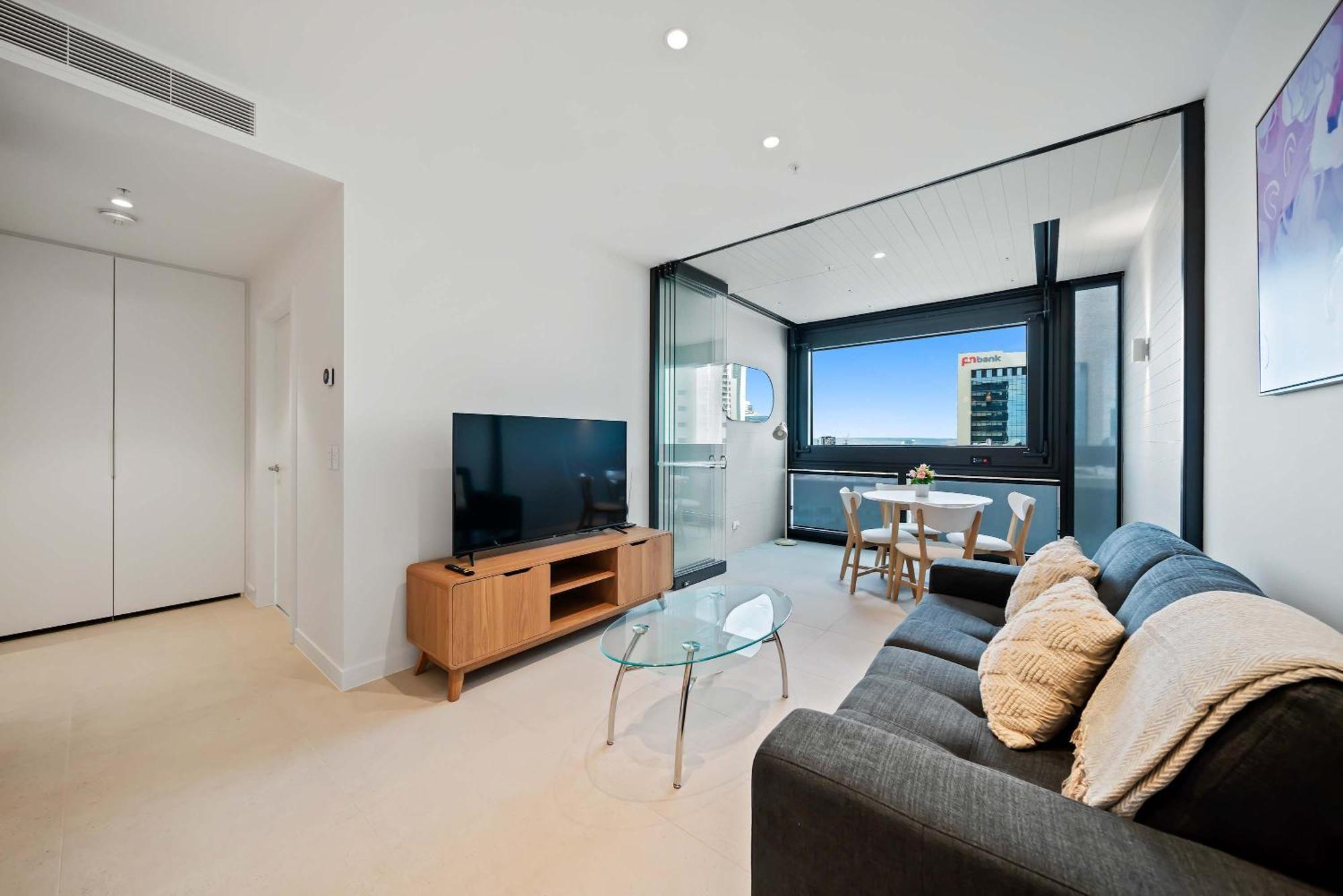 Luxury Cbd With Pool & Gym - Sleeps 3 Apartment