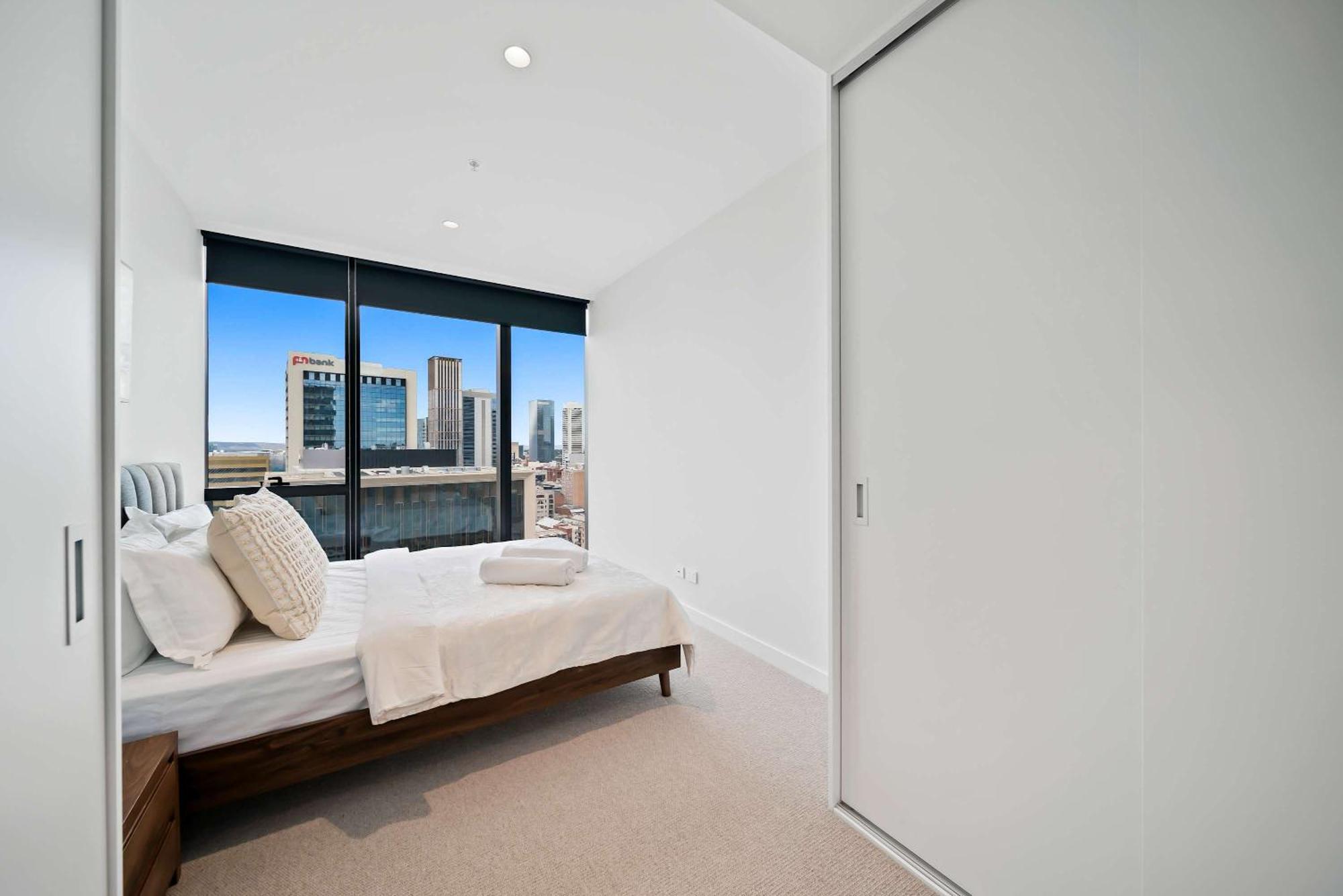 Luxury Cbd With Pool & Gym - Sleeps 3 Apartment *
