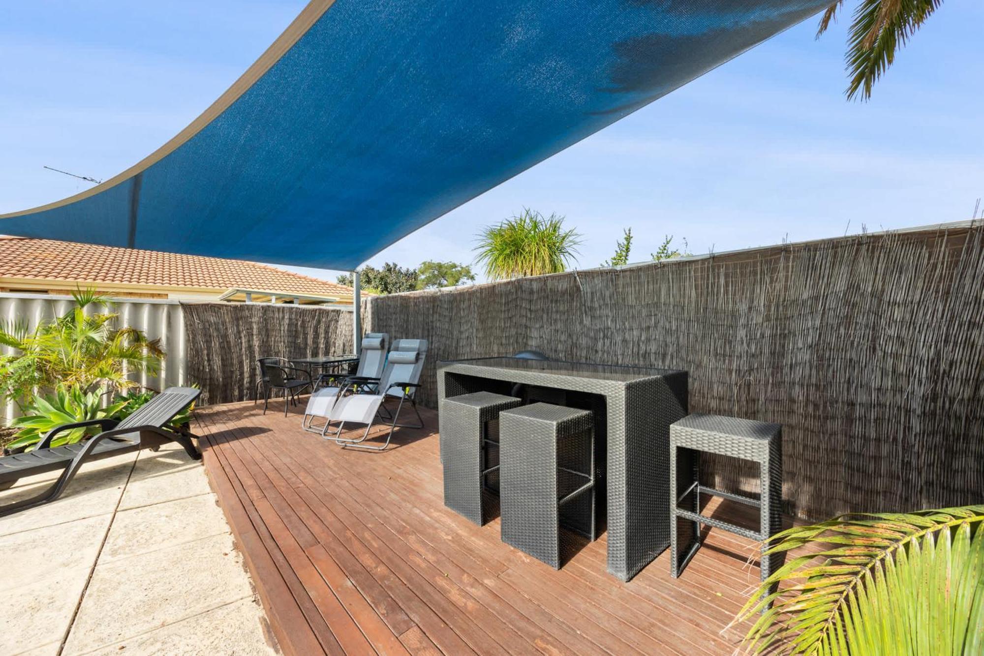 Relaxed Coastal Living With Poolside Bliss - Mullaloo Perth