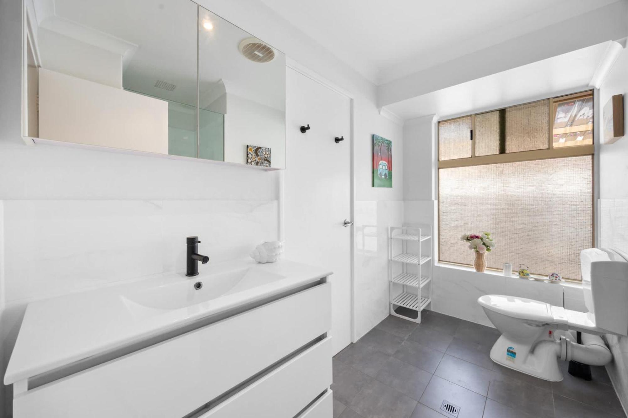 Bahay bakasyunan Relaxed Coastal Living With Poolside Bliss - Mullaloo Perth