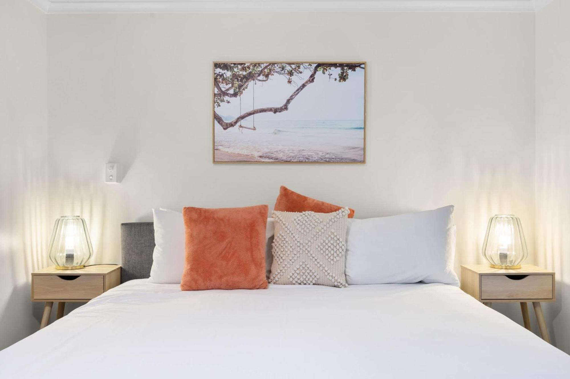 Relaxed Coastal Living With Poolside Bliss - Mullaloo Perth