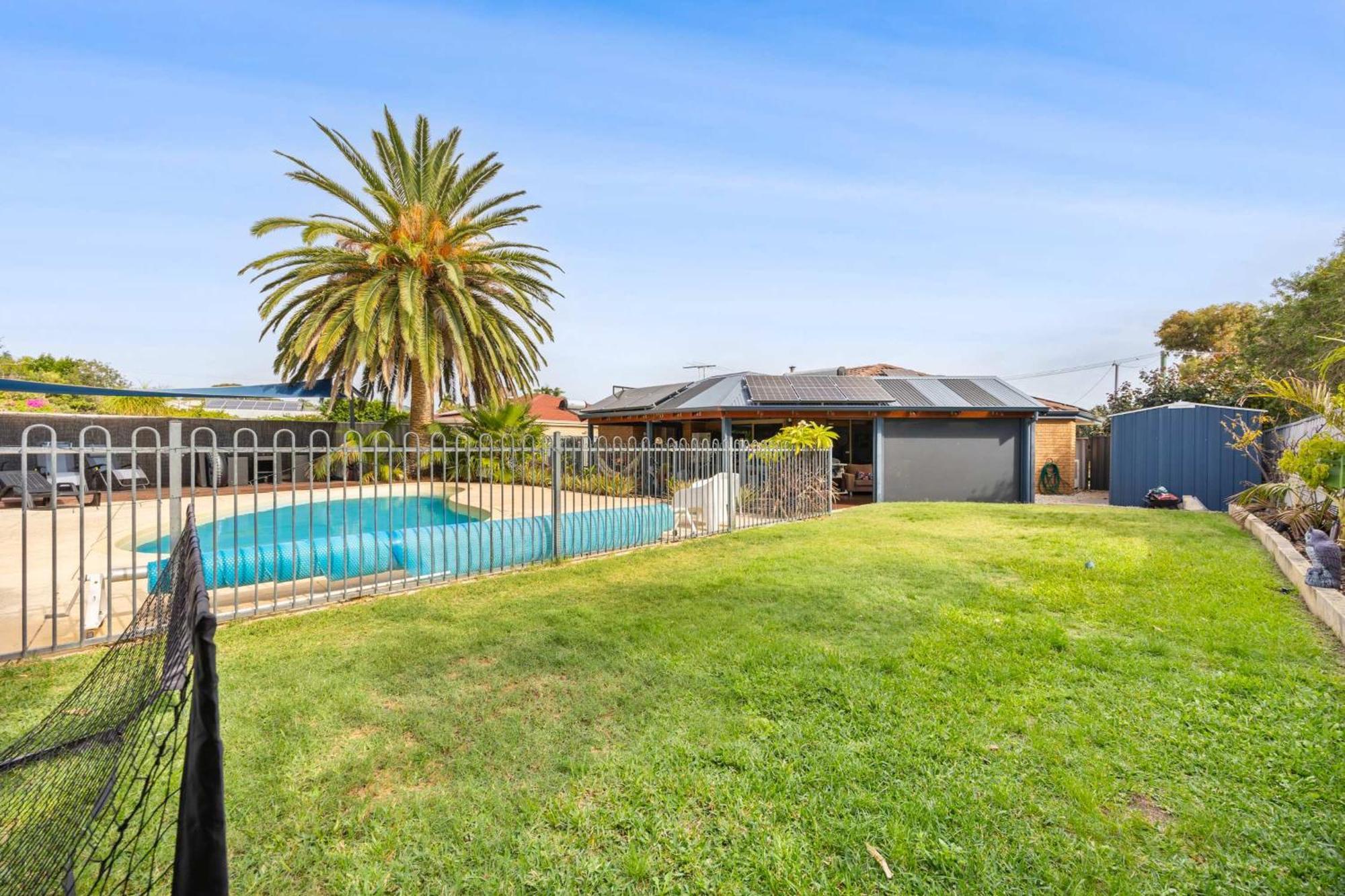 Relaxed Coastal Living With Poolside Bliss - Mullaloo Perth