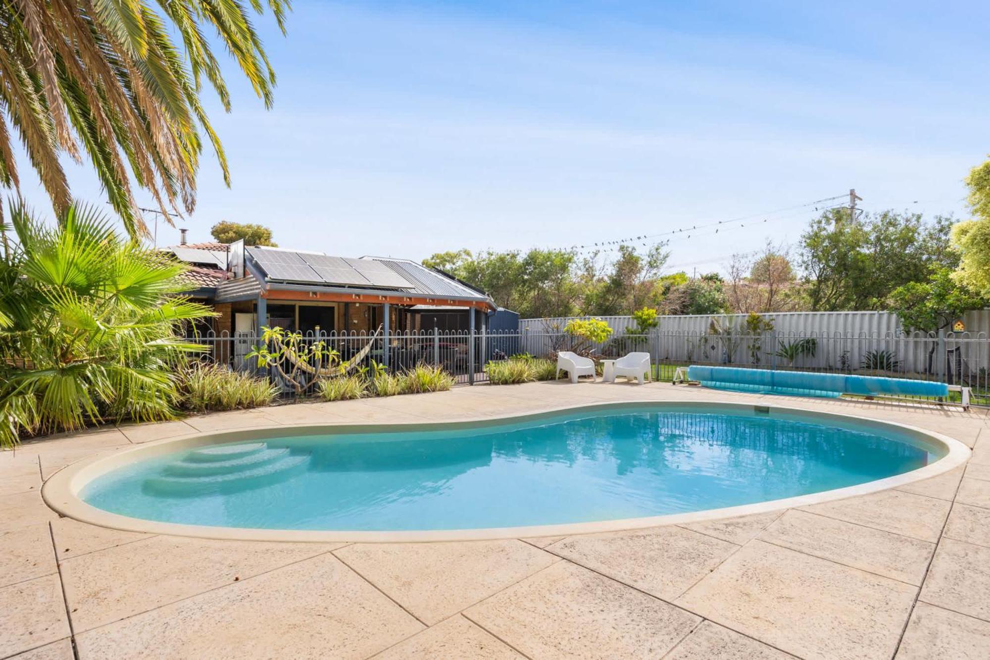 Relaxed Coastal Living With Poolside Bliss - Mullaloo Bahay bakasyunan *