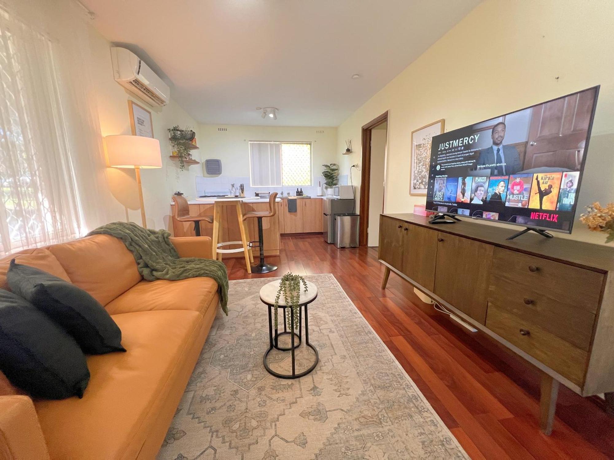 Cosy & Private, Walk To East Vic Park Apartment
