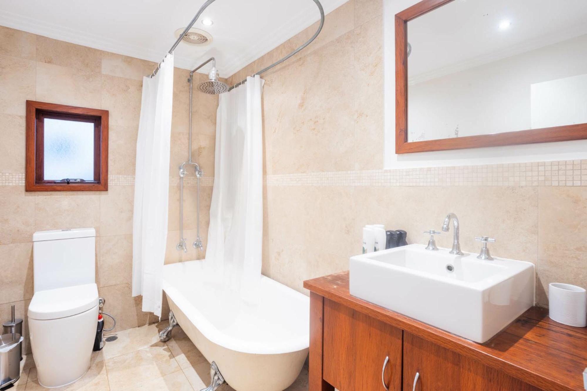 Pet Friendly 2br With Parking And Patio