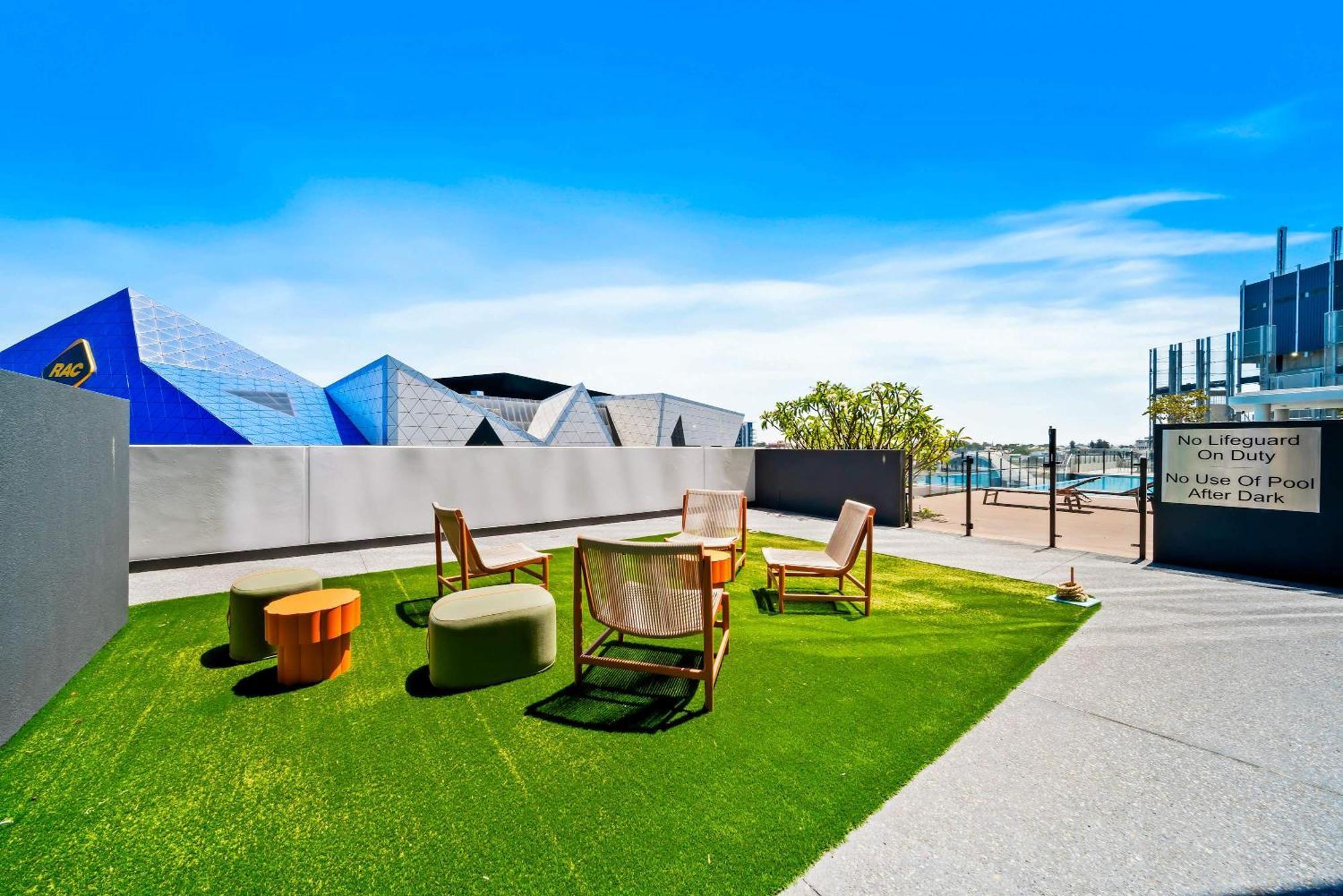 Luxury Cbd With Pool & Gym - Sleeps 3 *