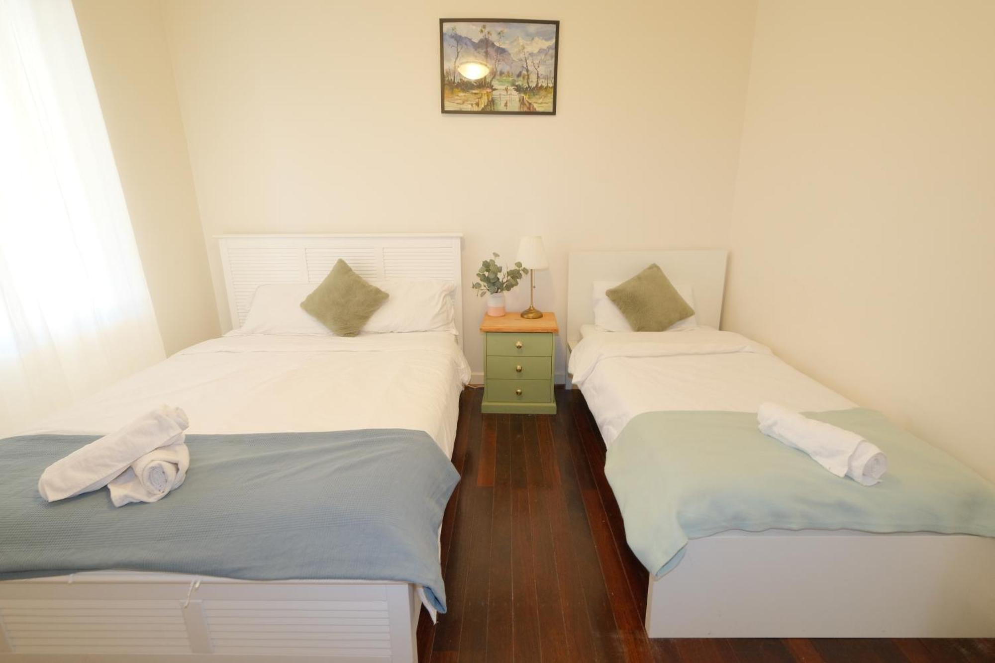 Relaxing Two-bedroom Retreat Near The Airport Casa de férias