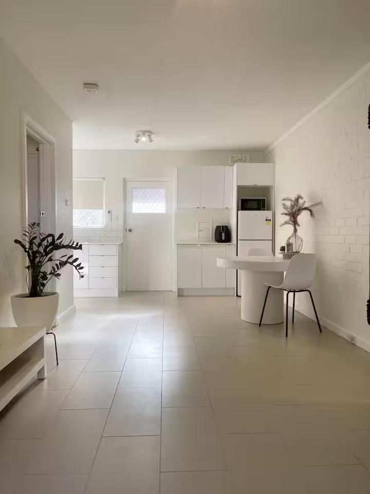 Apartment One Bedroom Steps From The