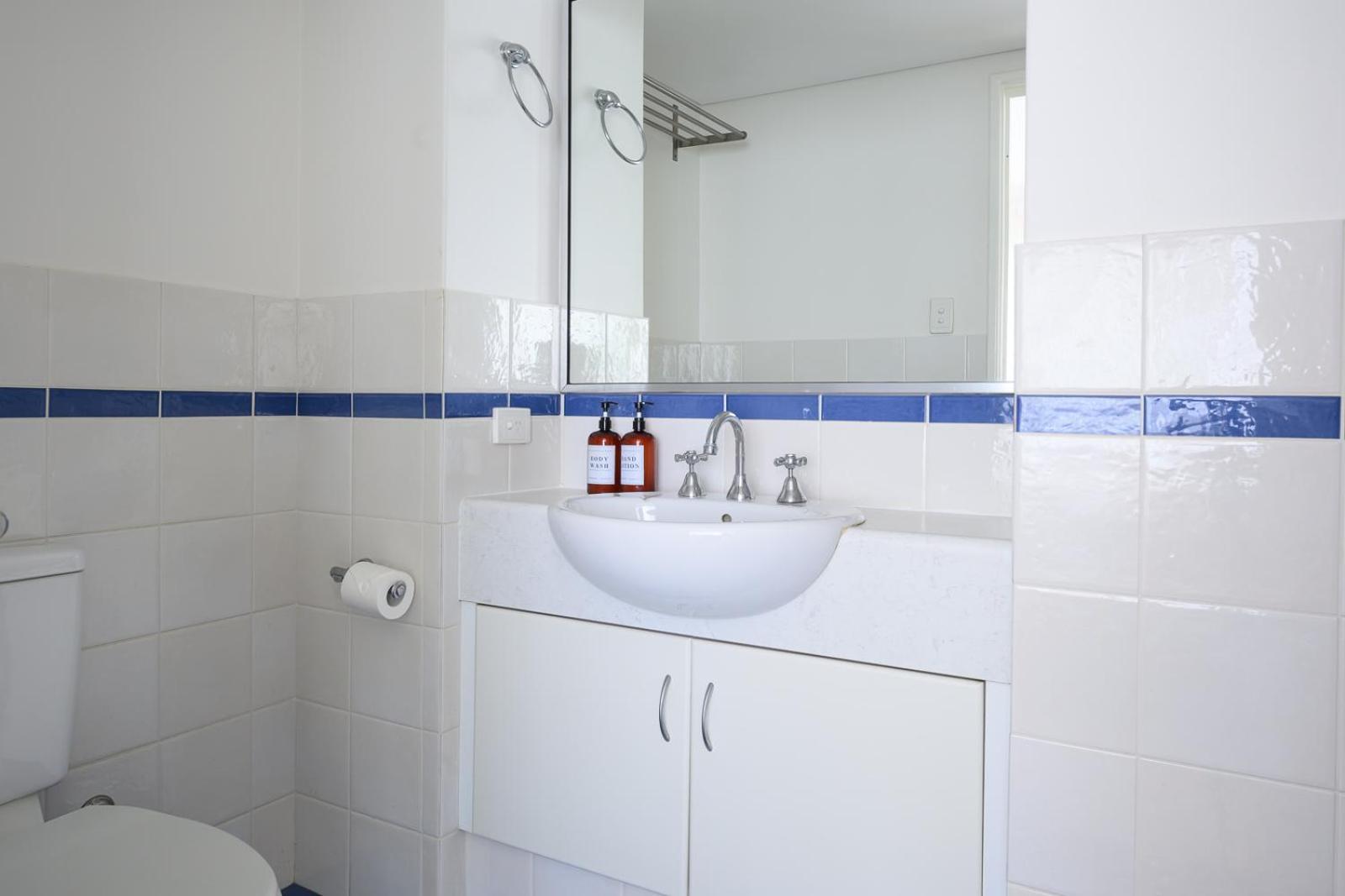 10 Tranquil Charm West 2br Parking Apartment *