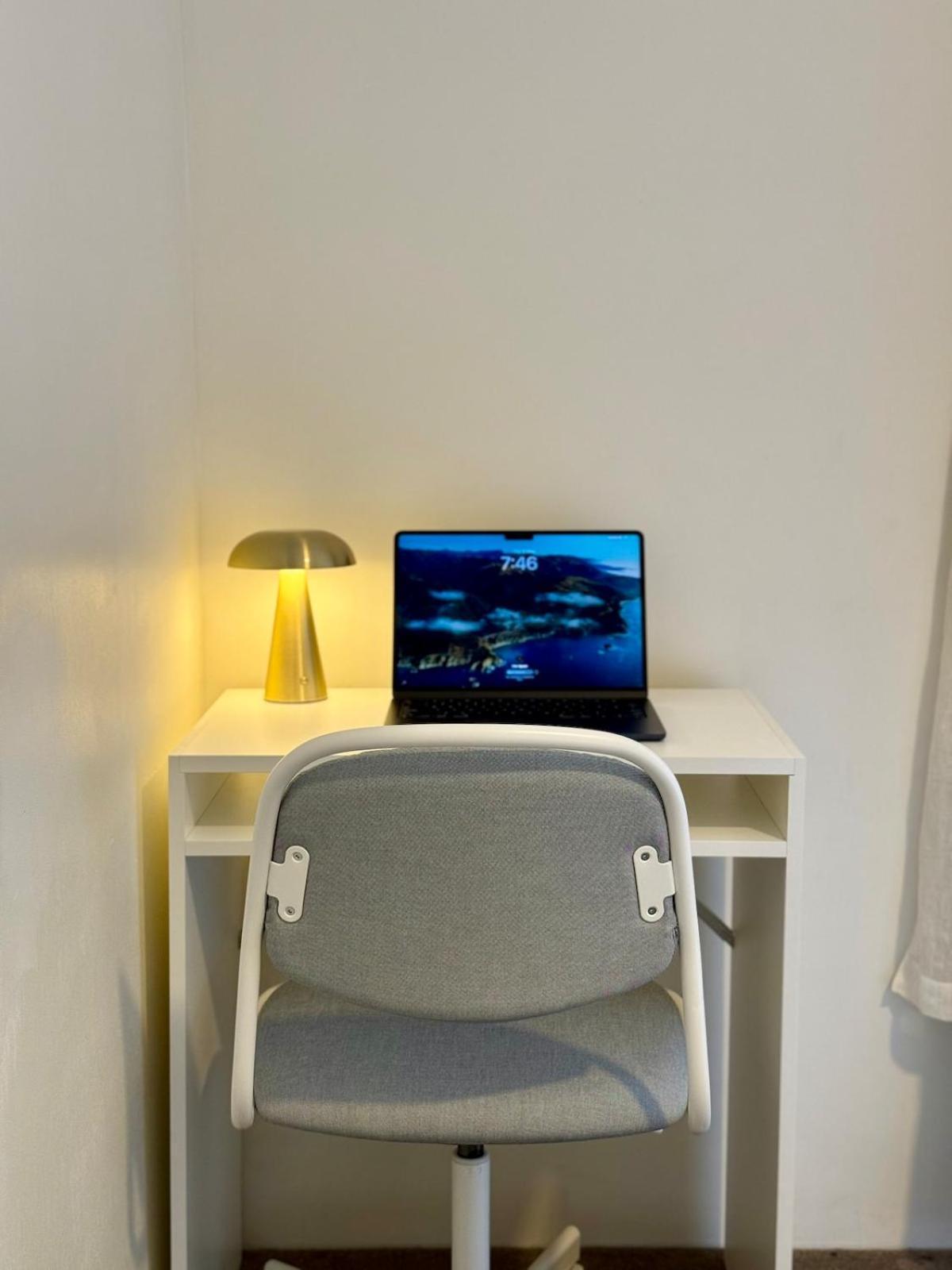 East King Desk Free Parking * Perth