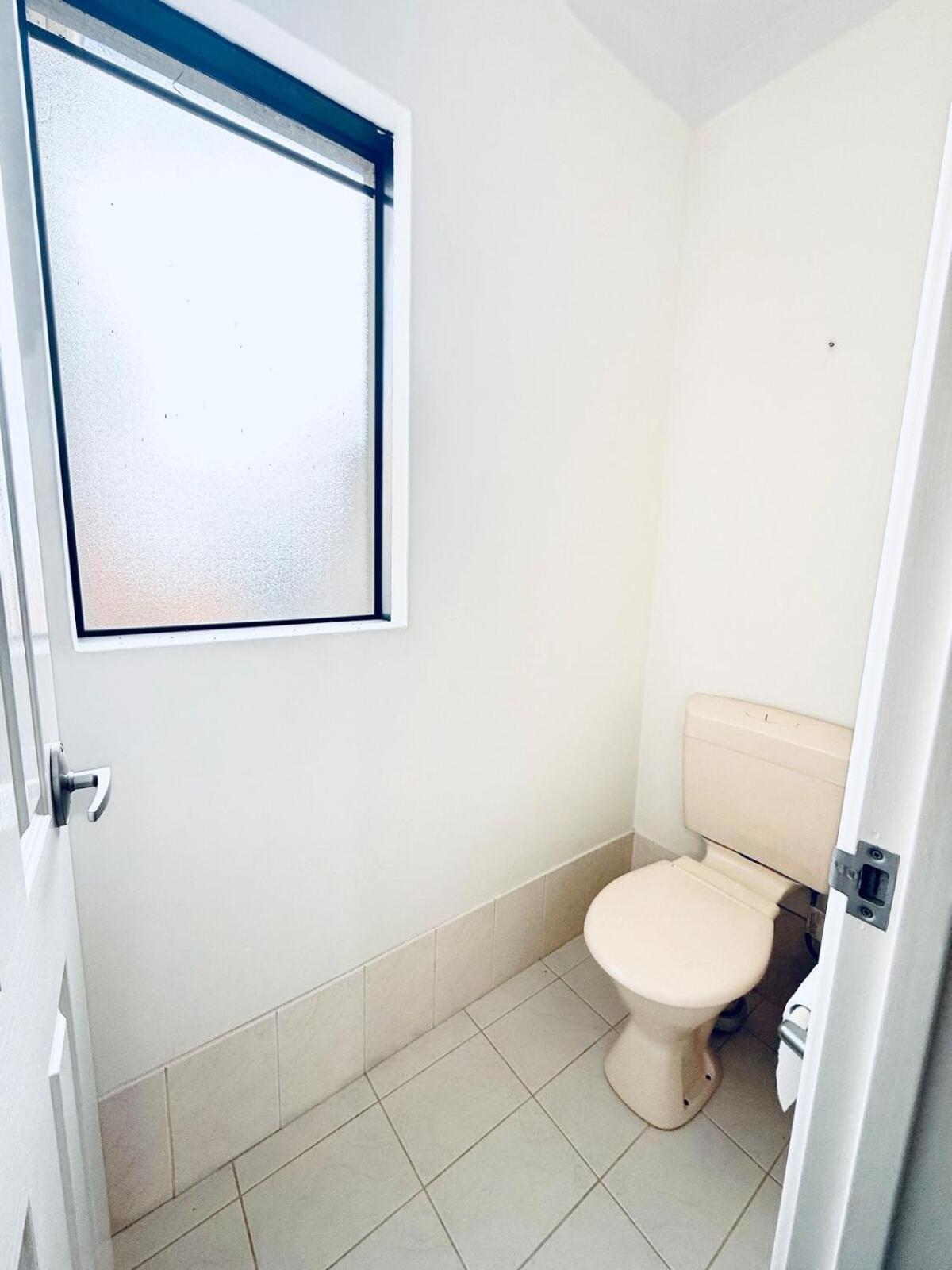 East King Desk Free Parking *
