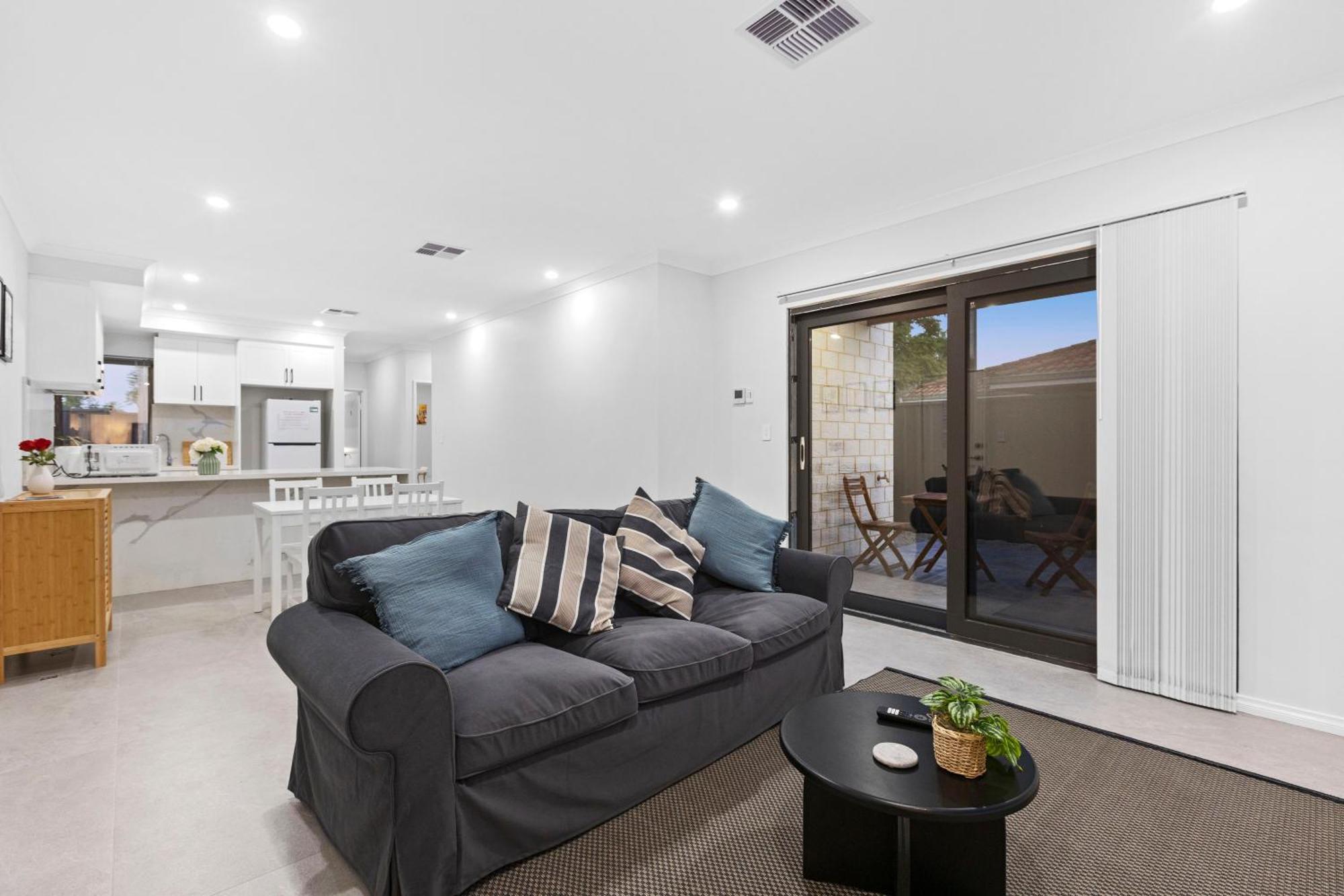 Premium Modern House-Walk To Curtin Uinversity-3 Bedroom & 2 Bathroom Up For 4 People