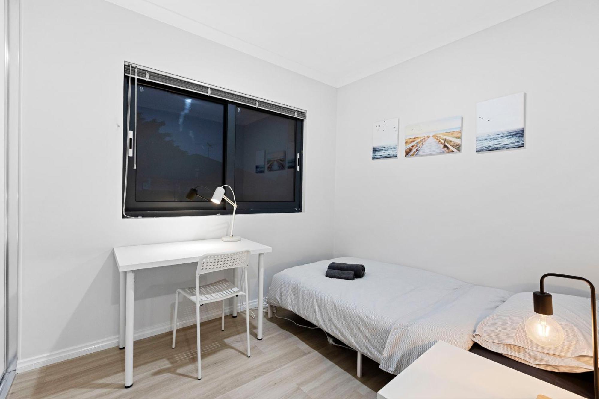 Premium Modern House-Walk To Curtin Uinversity-3 Bedroom & 2 Bathroom Up For 4 People *