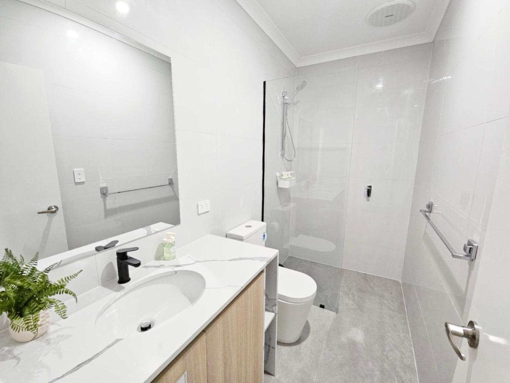 Premium Modern House-Walk To Curtin Uinversity-3 Bedroom & 2 Bathroom Up For 4 People