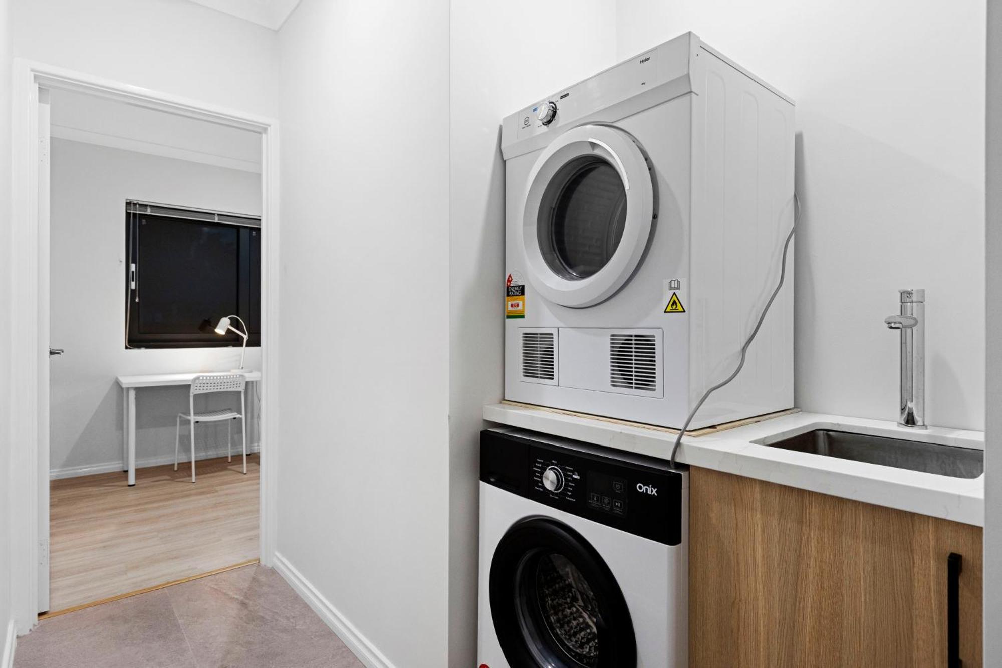 Premium Modern House-Walk To Curtin Uinversity-3 Bedroom & 2 Bathroom Up For 4 People Holiday home Perth