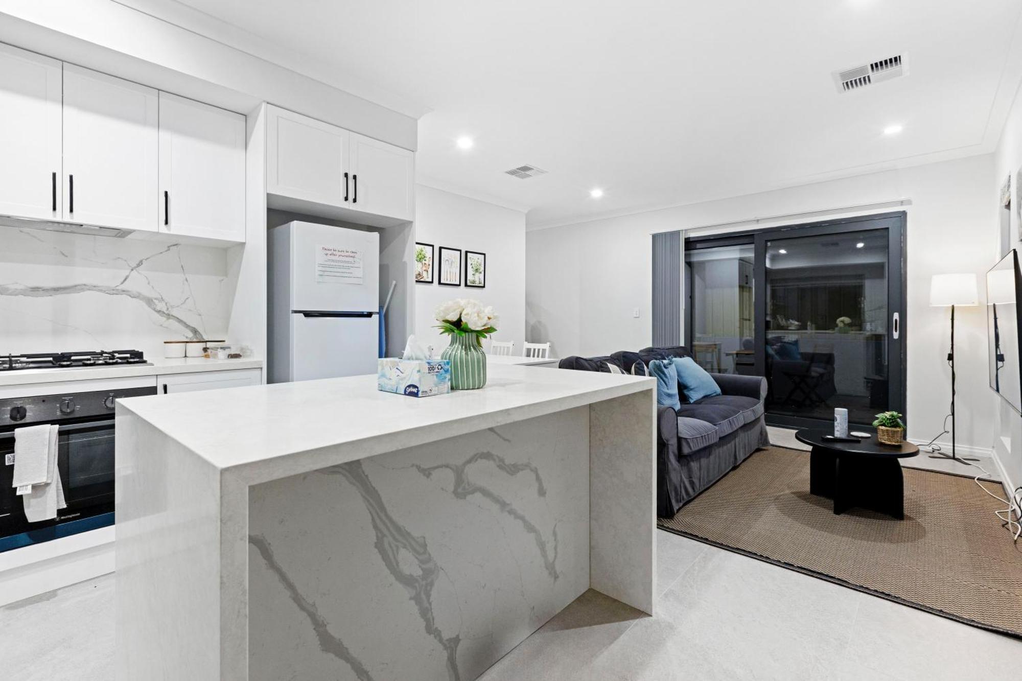 Premium Modern House-Walk To Curtin Uinversity-3 Bedroom & 2 Bathroom Up For 4 People Holiday home Perth