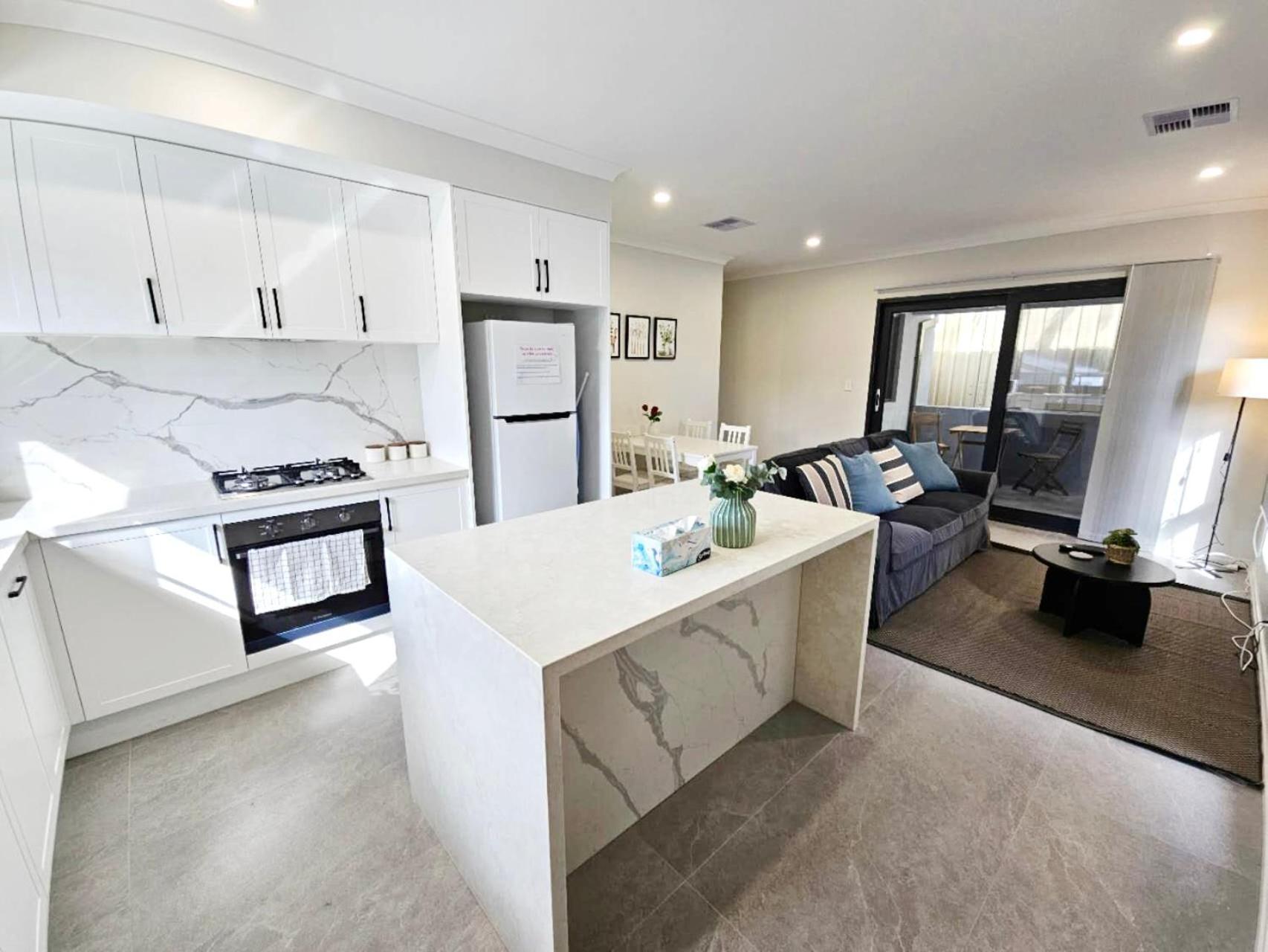 Premium Modern House-Walk To Curtin Uinversity-3 Bedroom & 2 Bathroom Up For 4 People