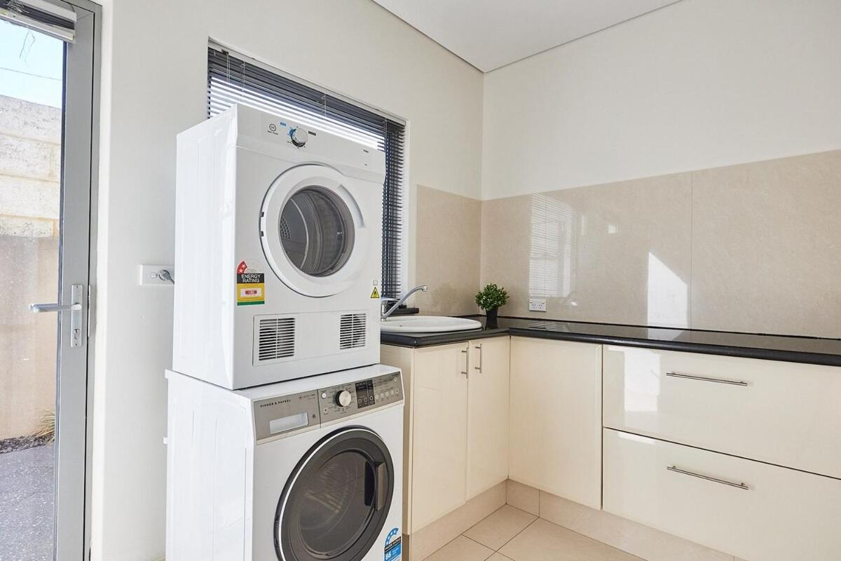 4 Bed 4 Bath In Scarborough * Perth