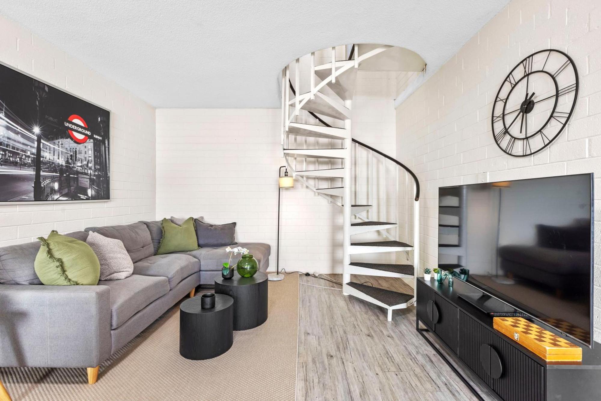 Trendy Townhouse On Lakes Edge With Lush Parks Rumah percutian Perth