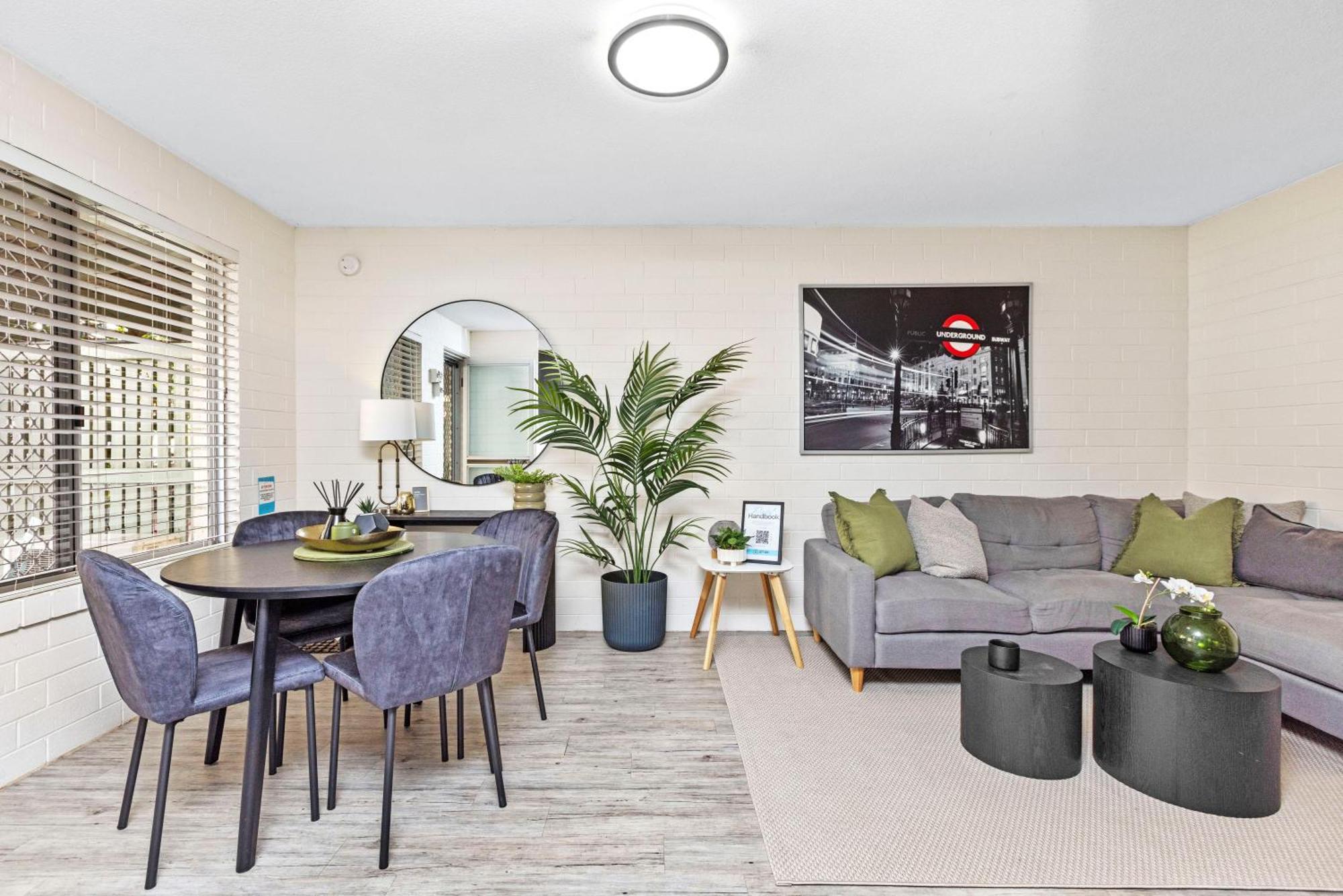 Trendy Townhouse On Lakes Edge With Lush Parks Perth