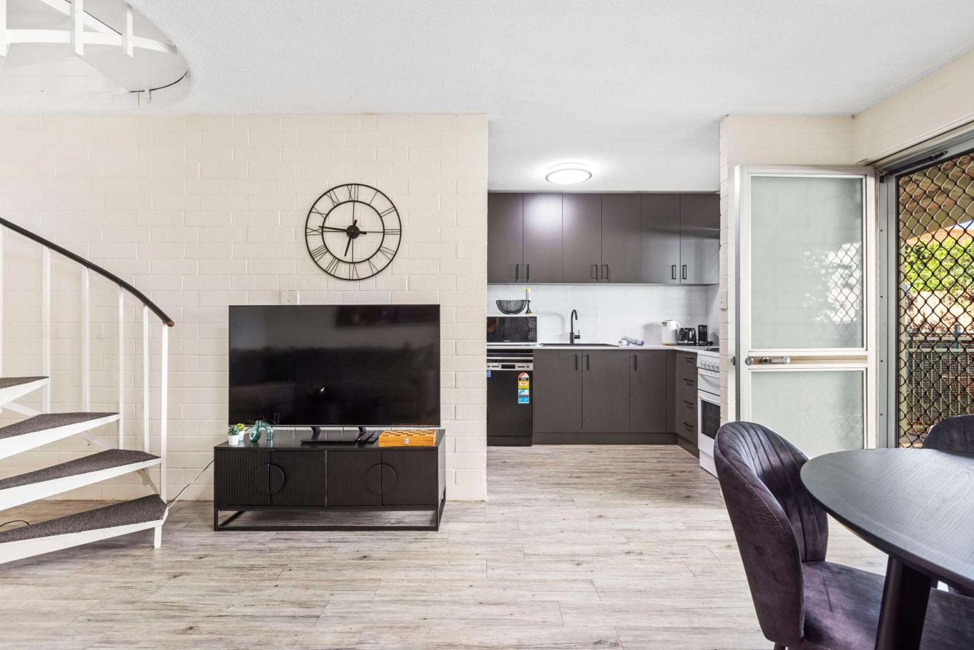 Trendy Townhouse On Lakes Edge With Lush Parks Rumah percutian