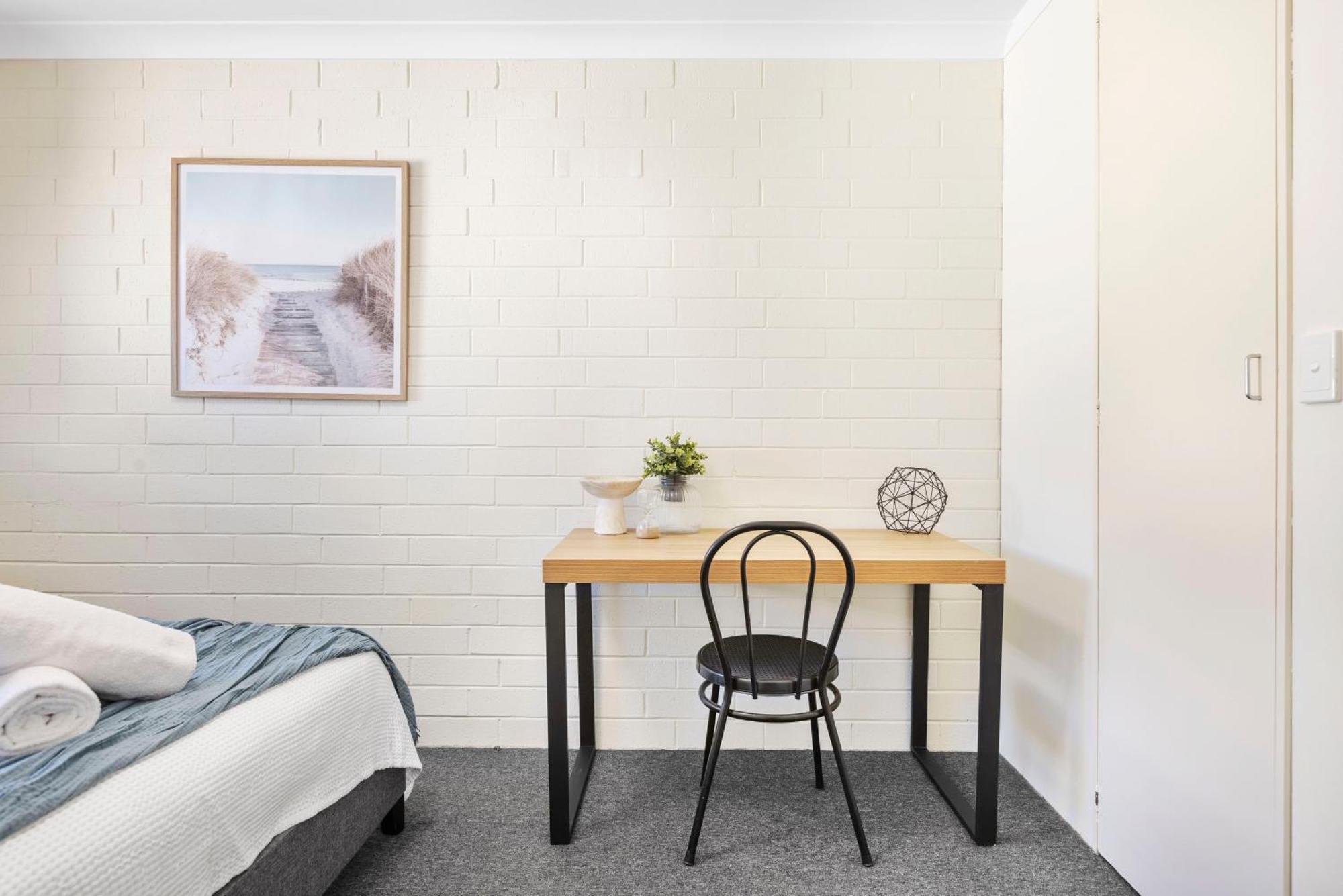 Rumah percutian Trendy Townhouse On Lakes Edge With Lush Parks Perth