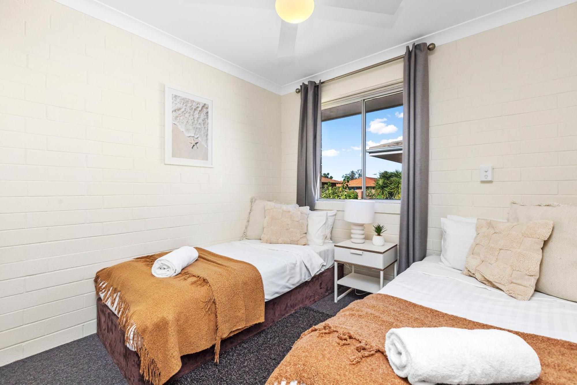Rumah percutian Trendy Townhouse On Lakes Edge With Lush Parks Perth
