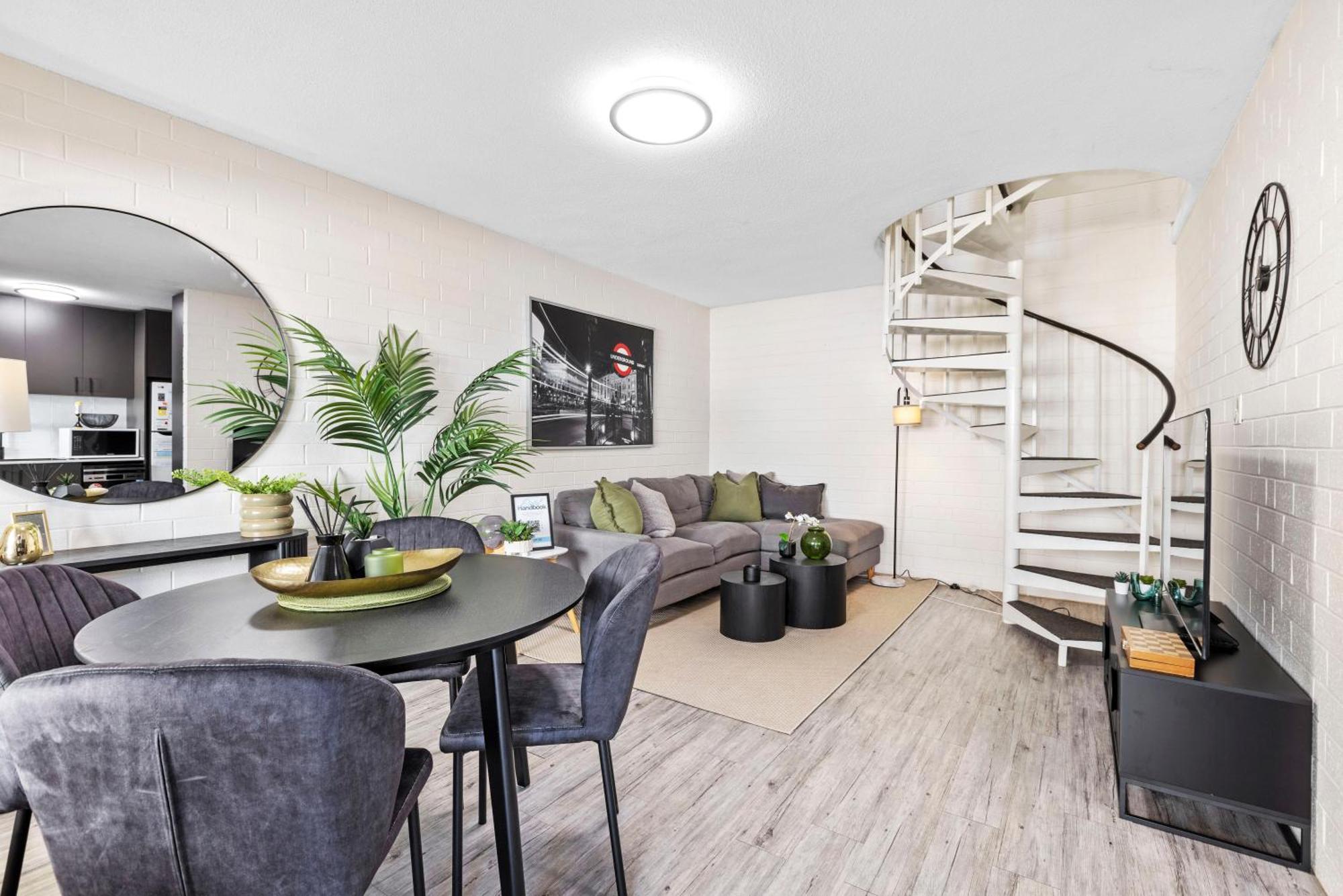 Trendy Townhouse On Lakes Edge With Lush Parks * Perth