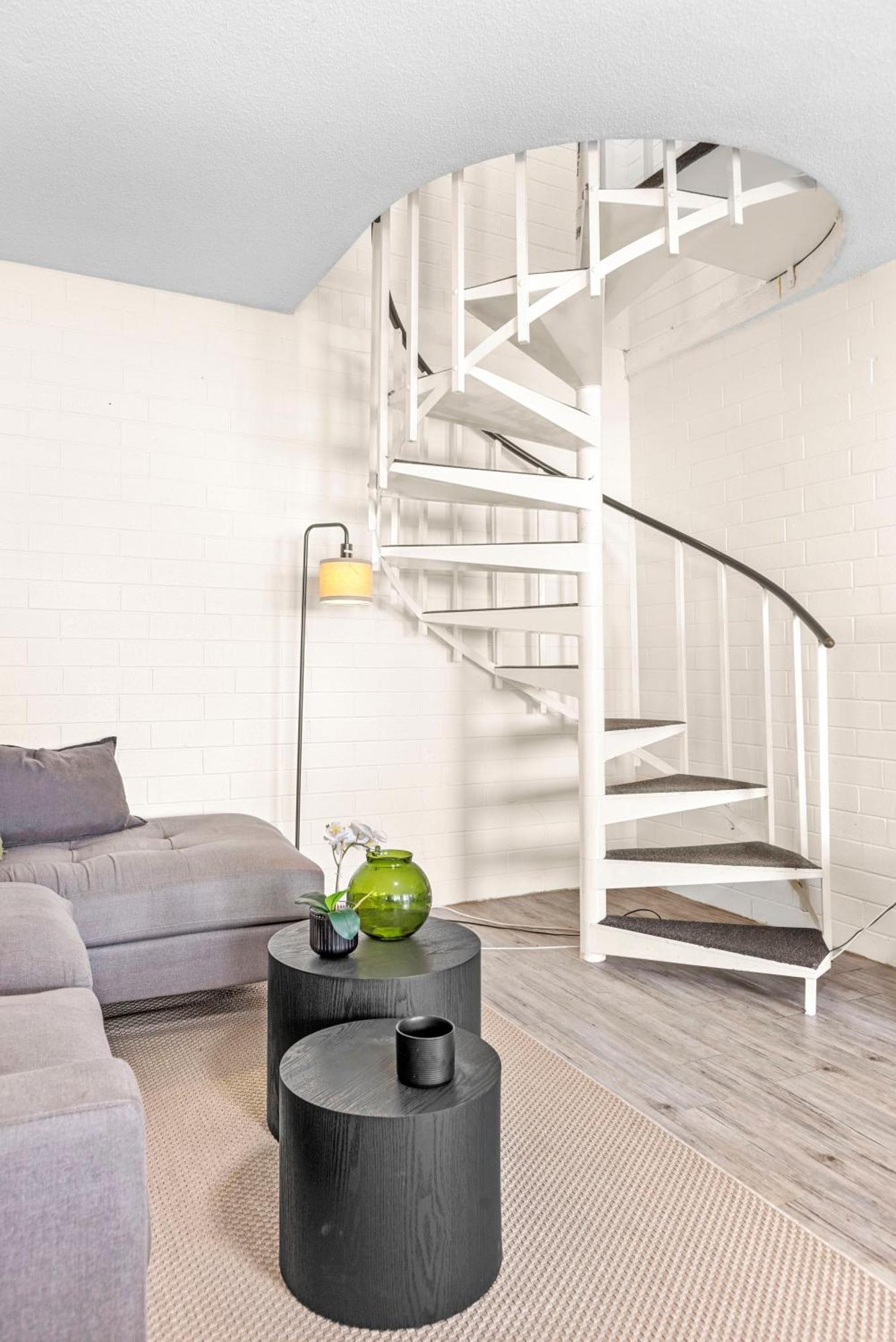 Trendy Townhouse On Lakes Edge With Lush Parks