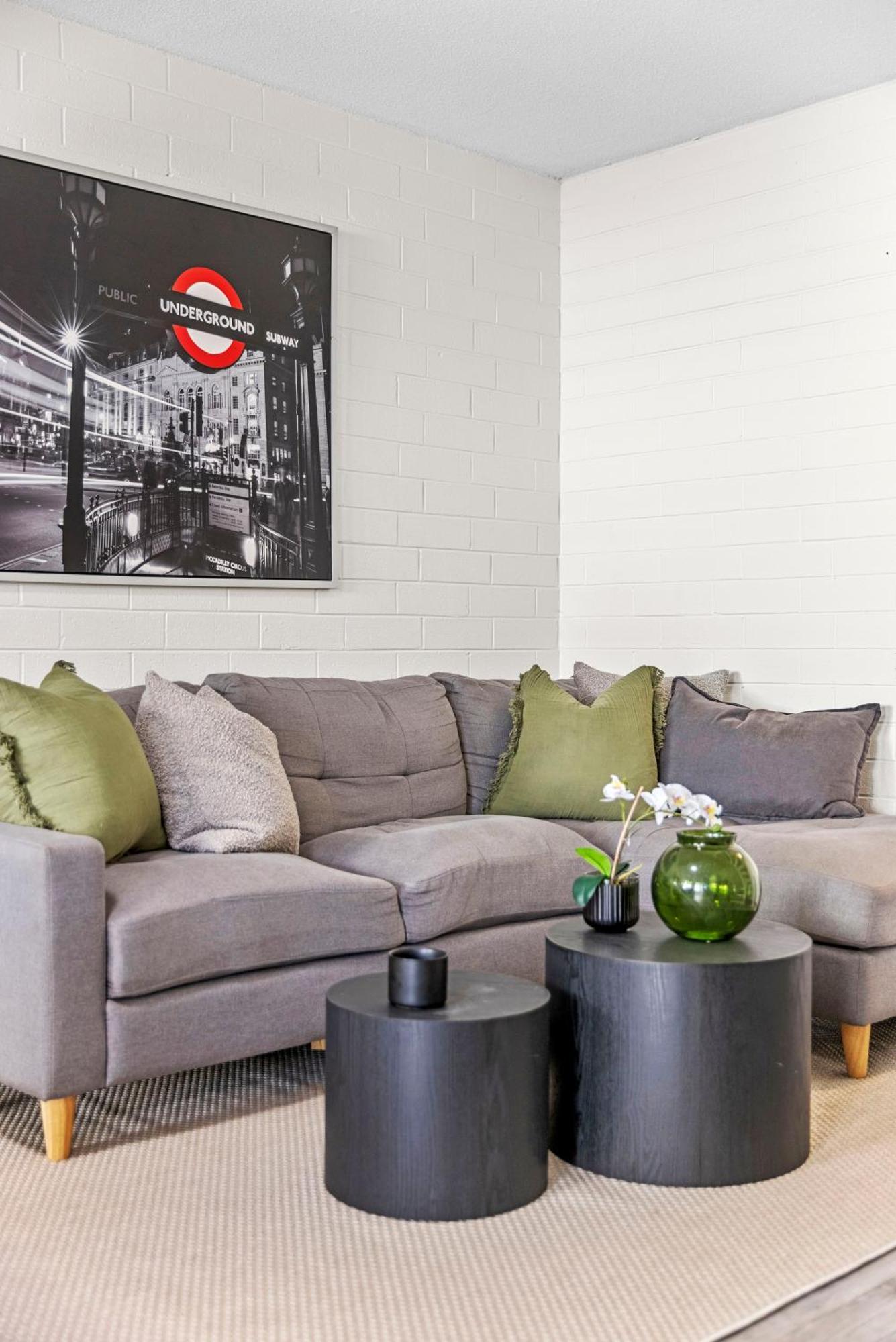 Trendy Townhouse On Lakes Edge With Lush Parks Rumah percutian