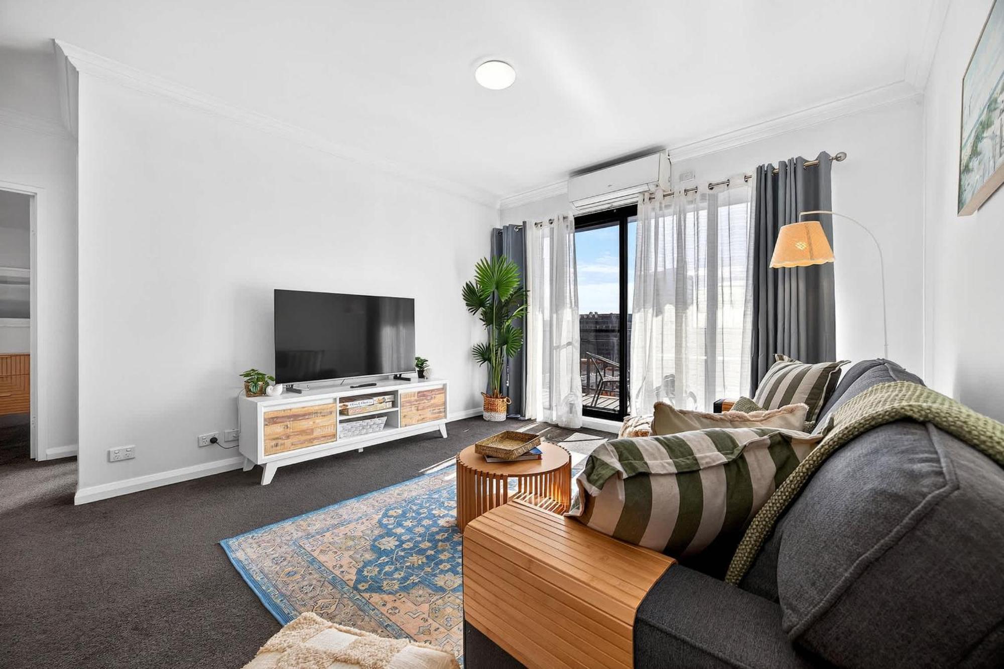 Stylish Cbd 2br With Balcony & Wi-fi Apartment *