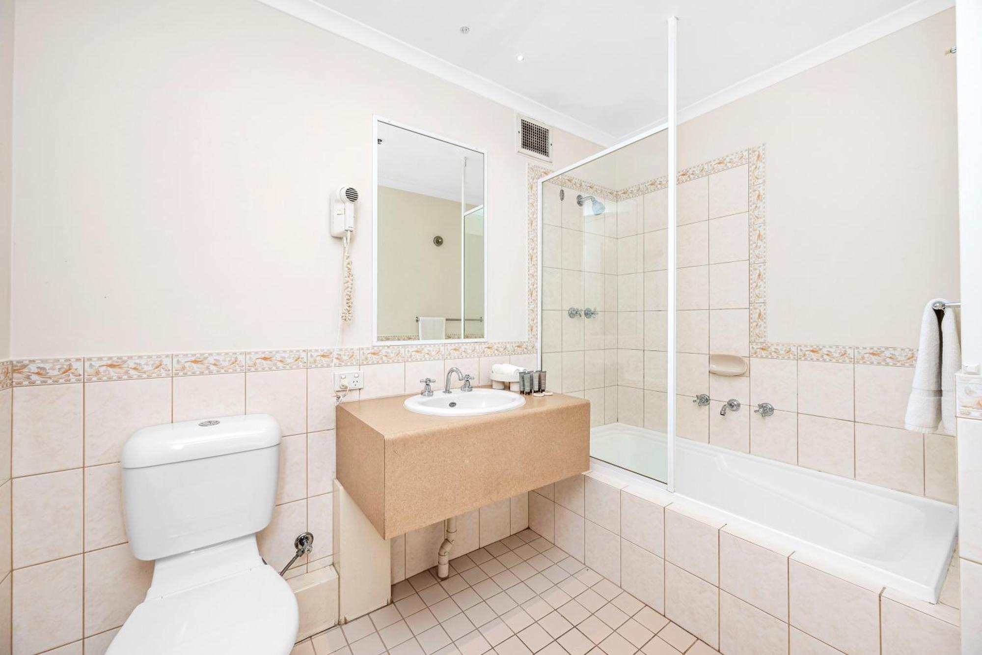 Retreat Victoria Ave 1br Apartment