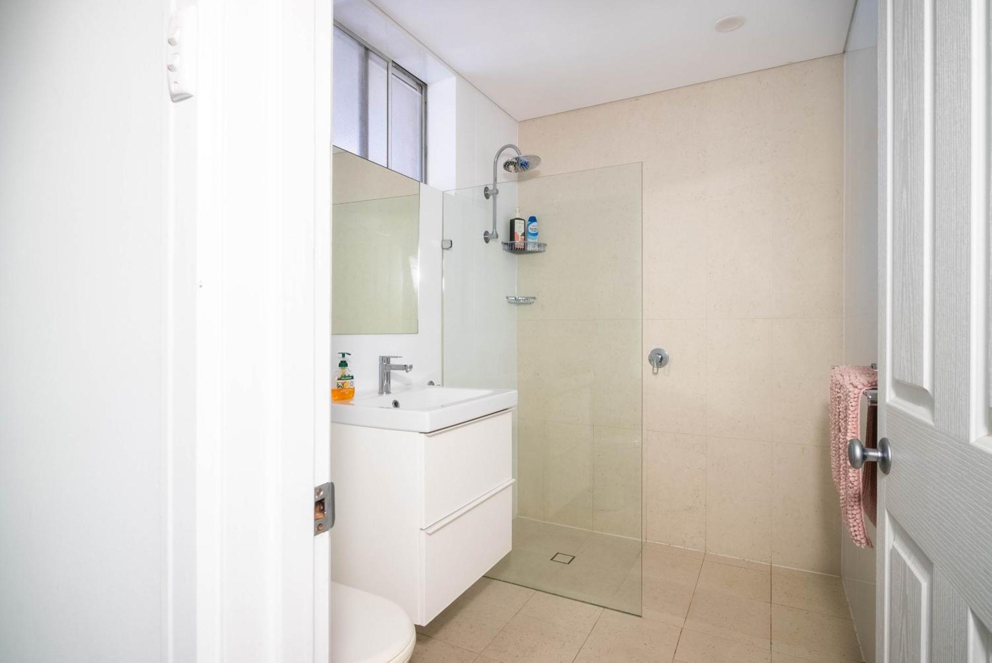 Cottesloe Delight Sleeps 4 *