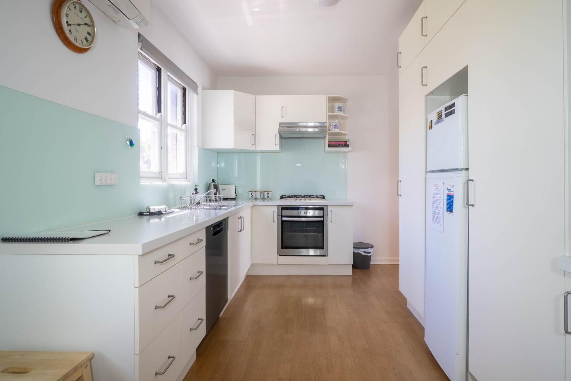Cottesloe Delight Sleeps 4 *