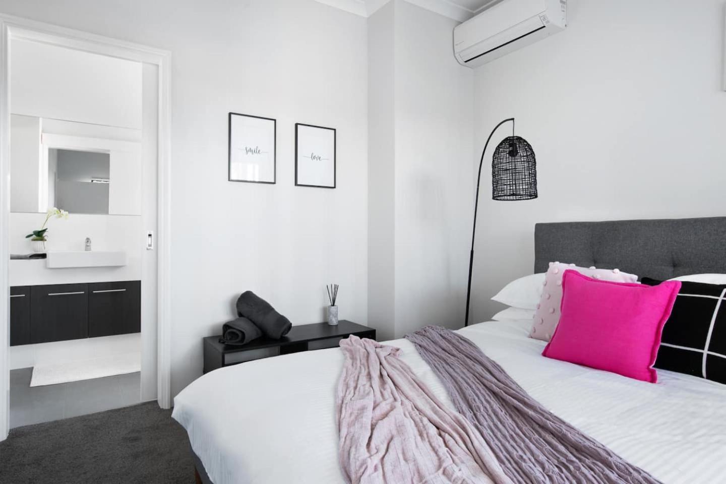 Cozy Lovely 2bdrm Walk To River *