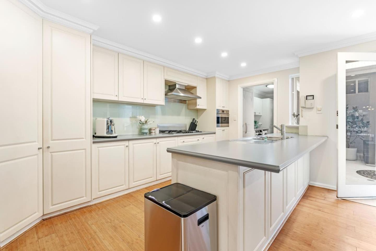 East Luxury Waterfront Retreat Holiday home Perth