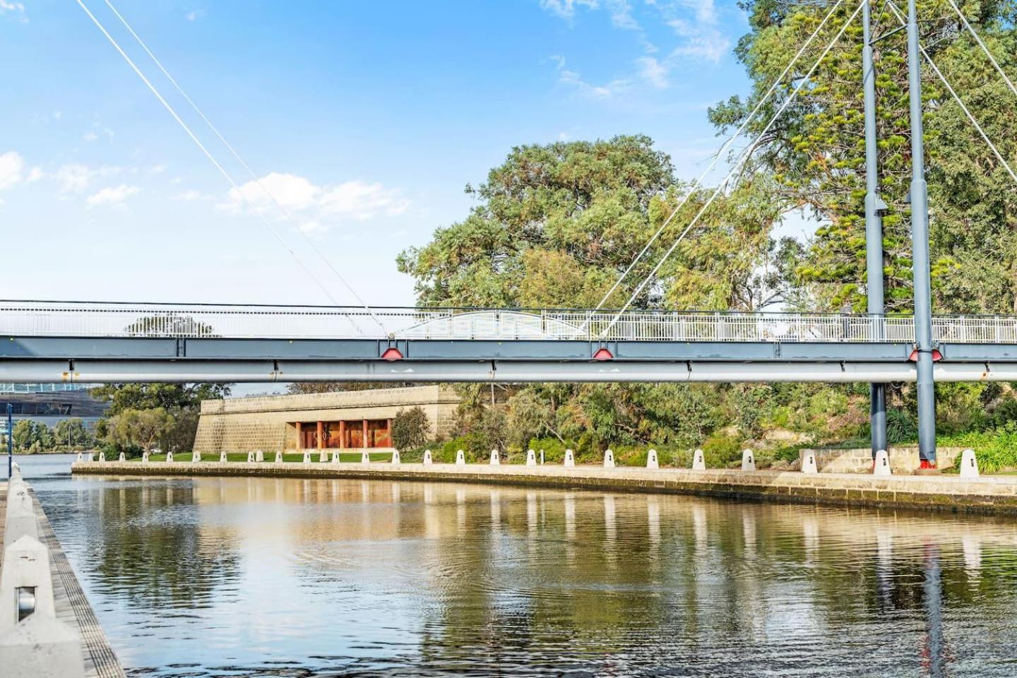 East Luxury Waterfront Retreat Perth