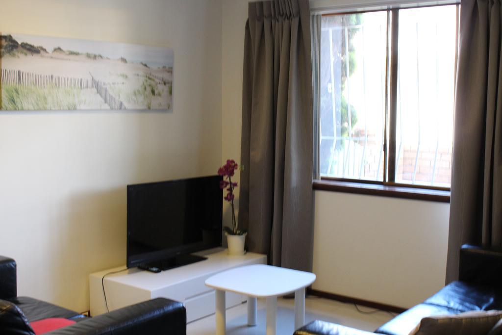 2 Bedroom Deluxe Serviced Apartments Victoria Park Perth -5 Mins Walk Aldi & Cafe Strip Perth