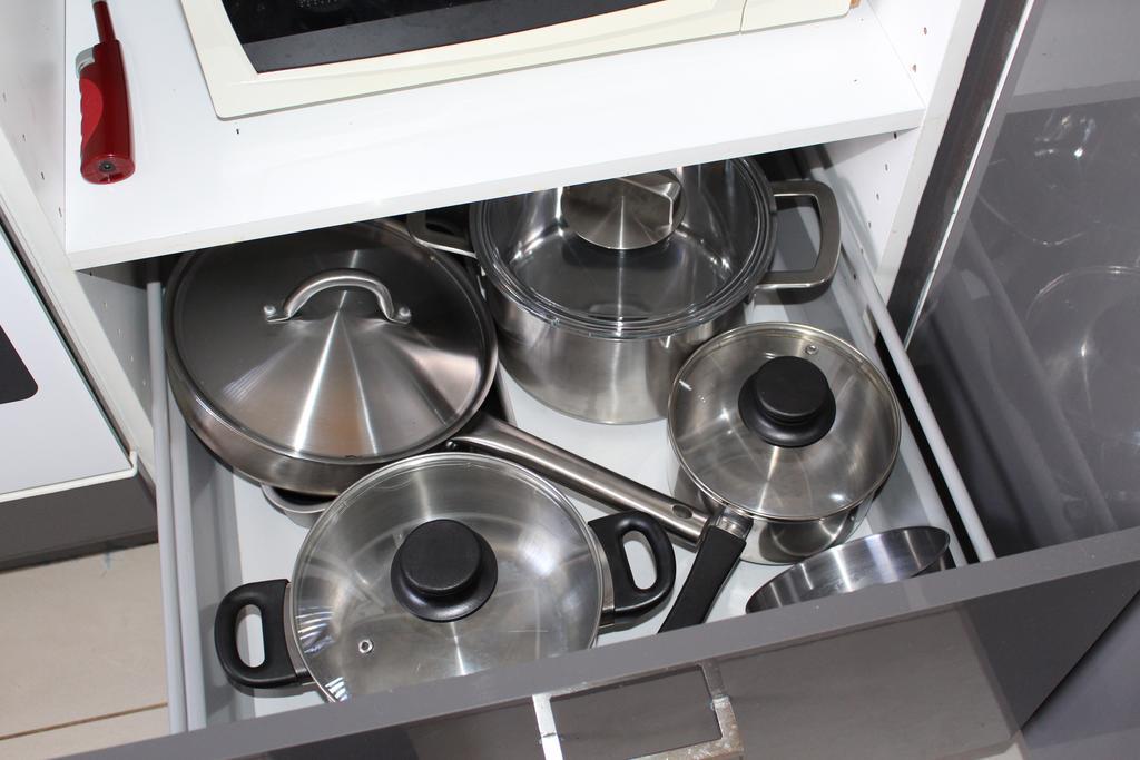 2 Bedroom Deluxe Serviced Apartments Victoria Park Perth -5 Mins Walk Aldi & Cafe Strip Apartment