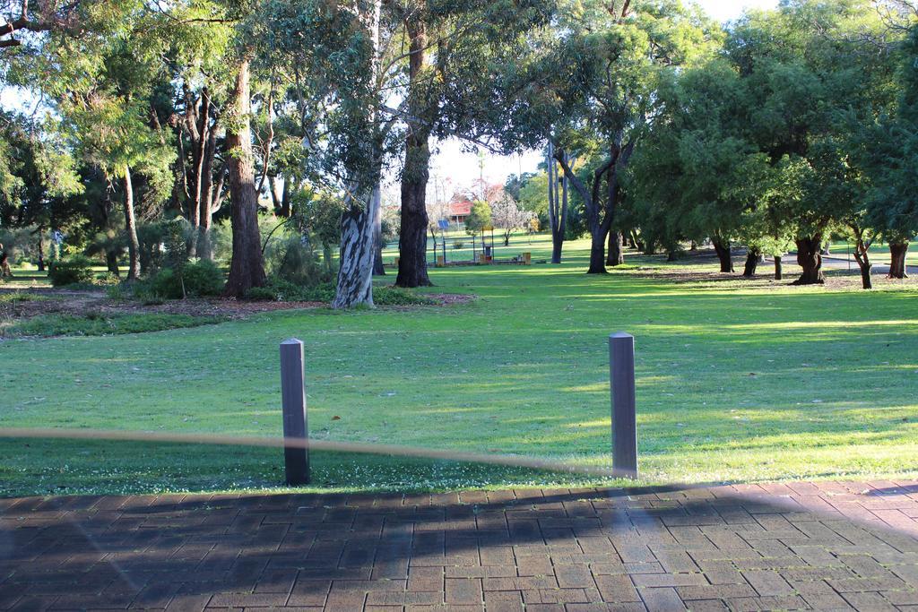 2 Bedroom Deluxe Serviced Apartments Victoria Park Perth -5 Mins Walk Aldi & Cafe Strip Perth
