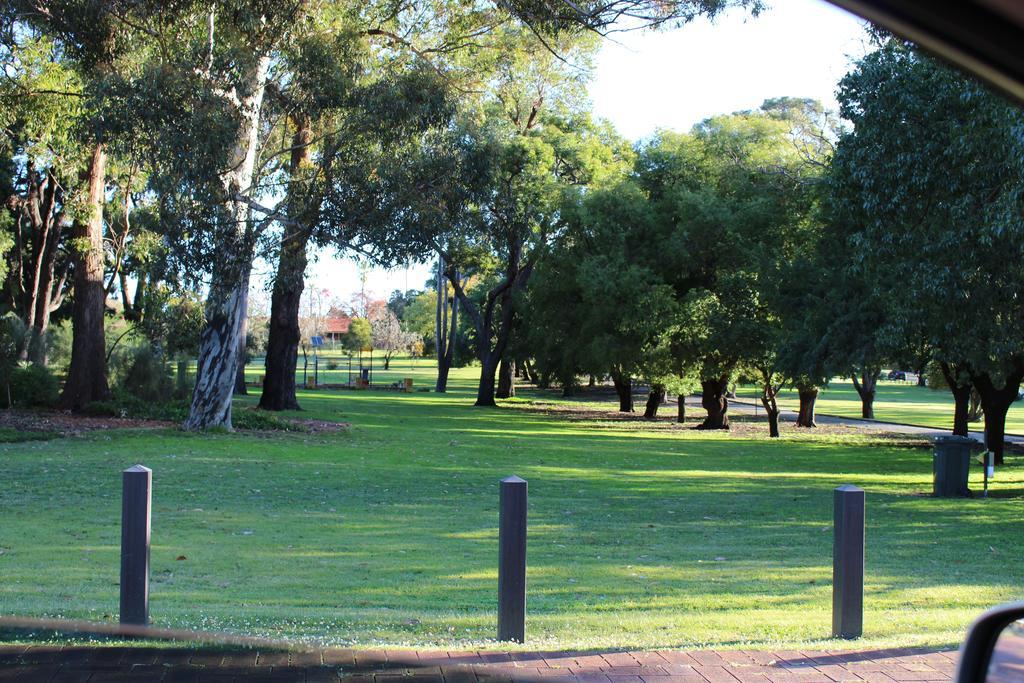 2 Bedroom Deluxe Serviced Apartments Victoria Park Perth -5 Mins Walk Aldi & Cafe Strip Apartment