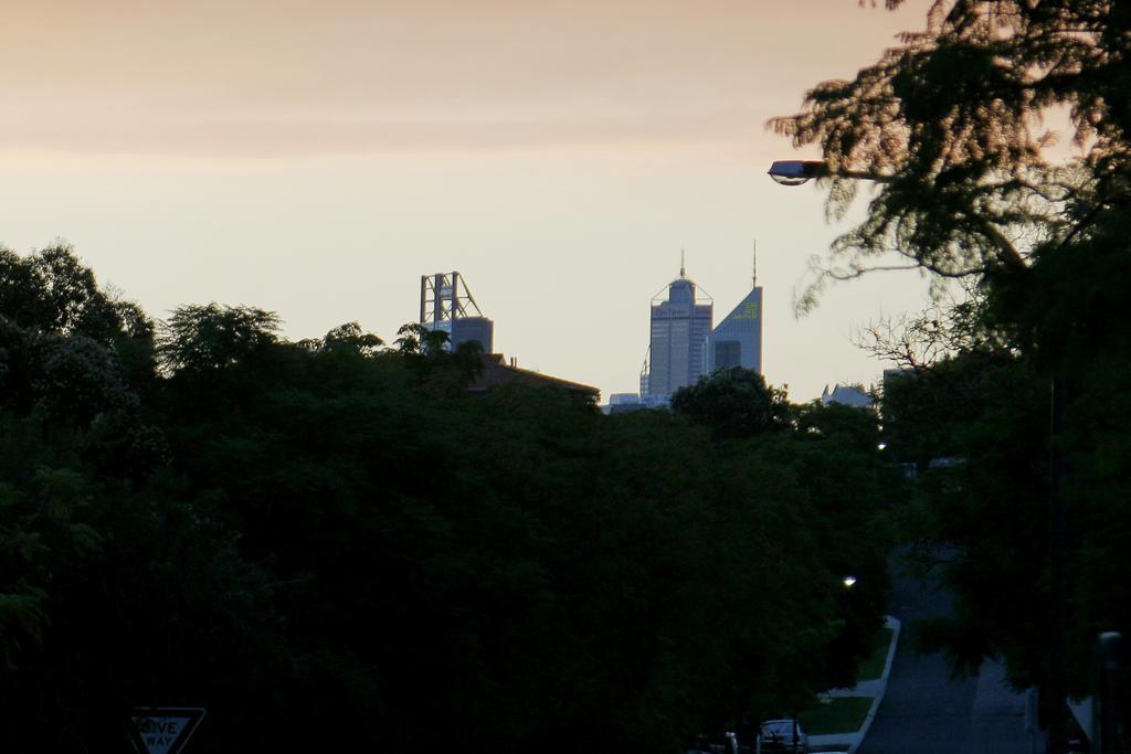 2 Bedroom Deluxe Serviced Apartments Victoria Park Perth -5 Mins Walk Aldi & Cafe Strip *