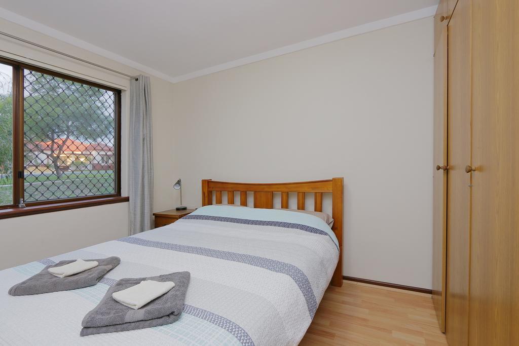 2 Bedroom Deluxe Serviced Apartments Victoria Park Perth -5 Mins Walk Aldi & Cafe Strip * Perth