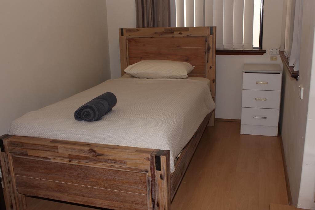2 Bedroom Deluxe Serviced Apartments Victoria Park Perth -5 Mins Walk Aldi & Cafe Strip Apartment