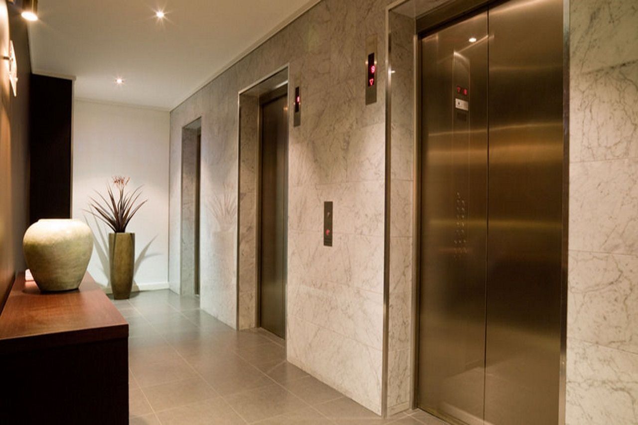Adina Barrack Plaza 4*